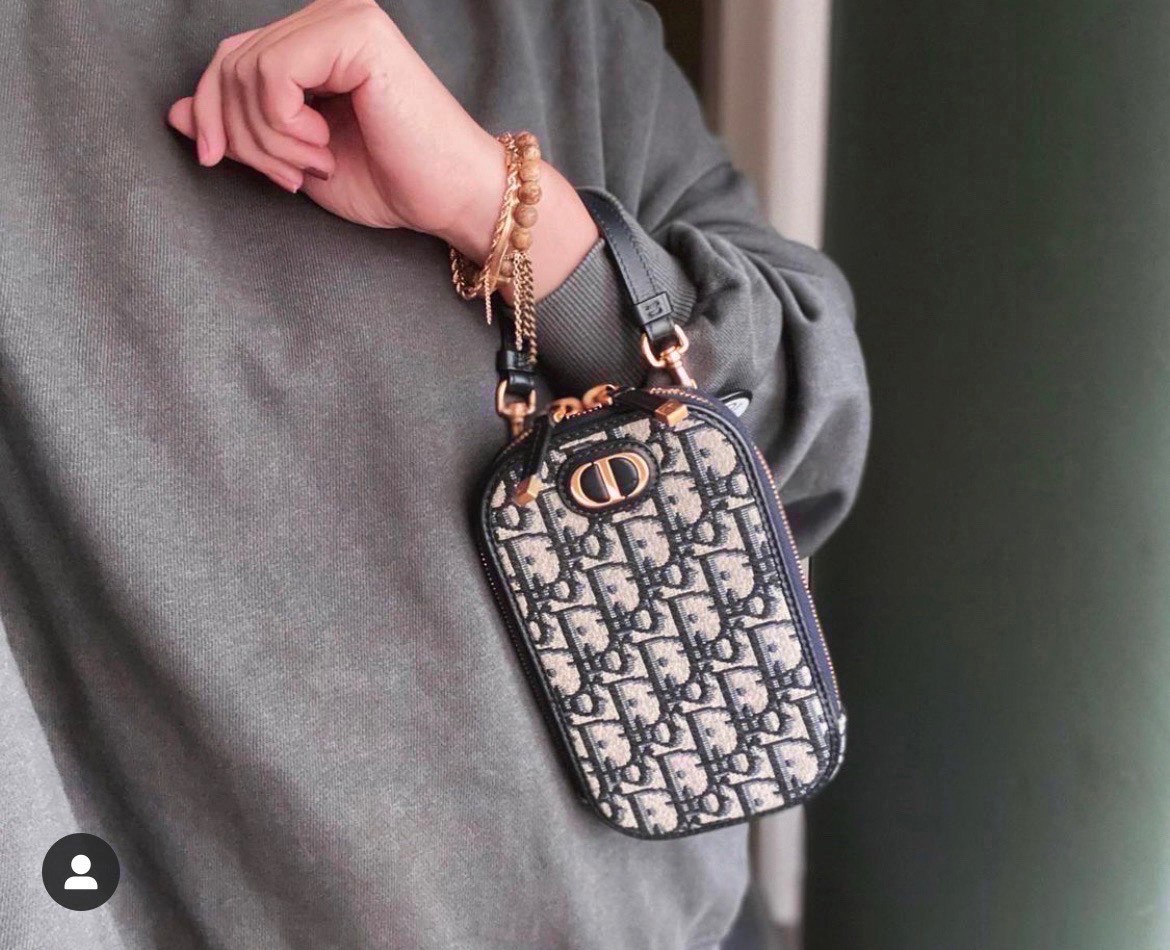 DIOR Phone Bag / DIOR 30 Montaigne Phone Holder Blue Dior Oblique Jacquard เกรดใช้งานสลับของแท้ เกรดออริจินอล กระเป๋าใส่โทรศัพท์ติดโลโก้ CD สีทองด้านหน้ากระเป๋า มีสายโซ่สีทองแบบยาวที่สามารถสะพาย crossbody ได้ และสายหนังเอามาหิ้วเก๋ๆ ก็ได้นะคะ สายทั้ง 2 สา