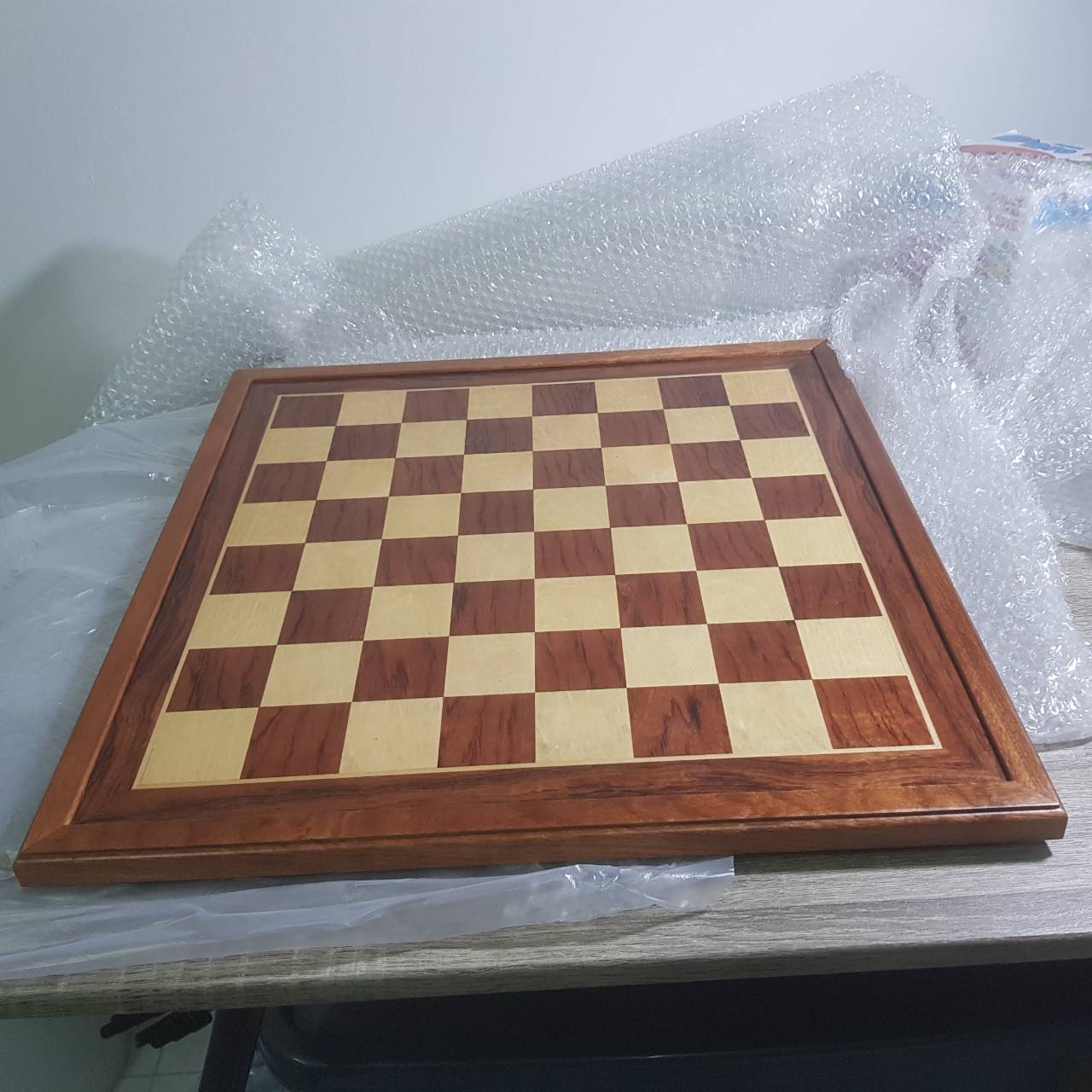 กระดานหมากรุกสากลไม้เคลือบผิวอย่างดีขนาด50x50 cm. ช่องขนาด5x5 cm.