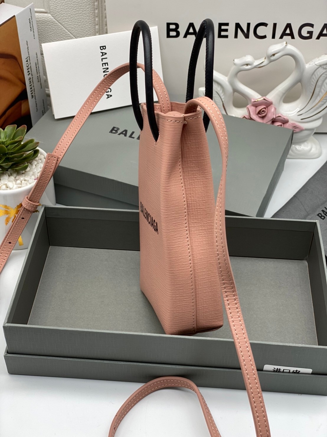 หนังแท้ BALENCIAGA Shopping Phone Pouch leather tote พกกระเป๋าช้อปปิ้งขนาดมินิ ไปทุกที่ในฤดูกาลนี้ ดีไซน์ที่ใช้ได้ทุกวันตั้งแต่หนังแบบมีเท็กซ์เจอร์ ภาพสินค้าถ่ายจากงานขายจริง ใช้งานต่างประเทศได้