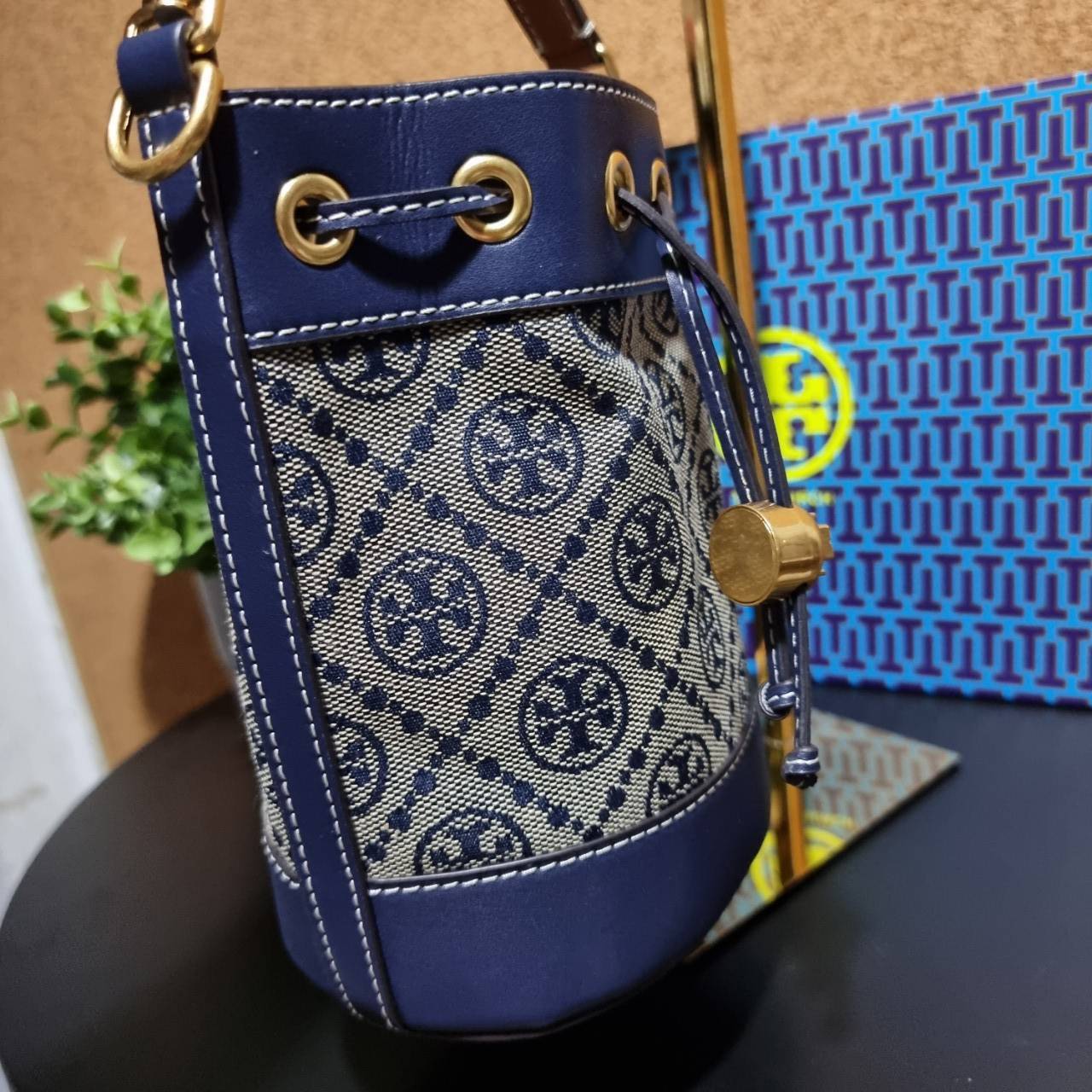 TORY BURCH T MONOGRAM JACQUARD MINI BUCKET BAG ที่สุดของรุ่นที่ตามหา!! ไอเท็มที่สาวๆเฝ้ารอ กระเป๋าบัคเก็ตทรงสวย ไซส์มินิ ที่ดาราเซเลปใช้กันมากมาย มาแล้วในราคาที่จับต้องได้