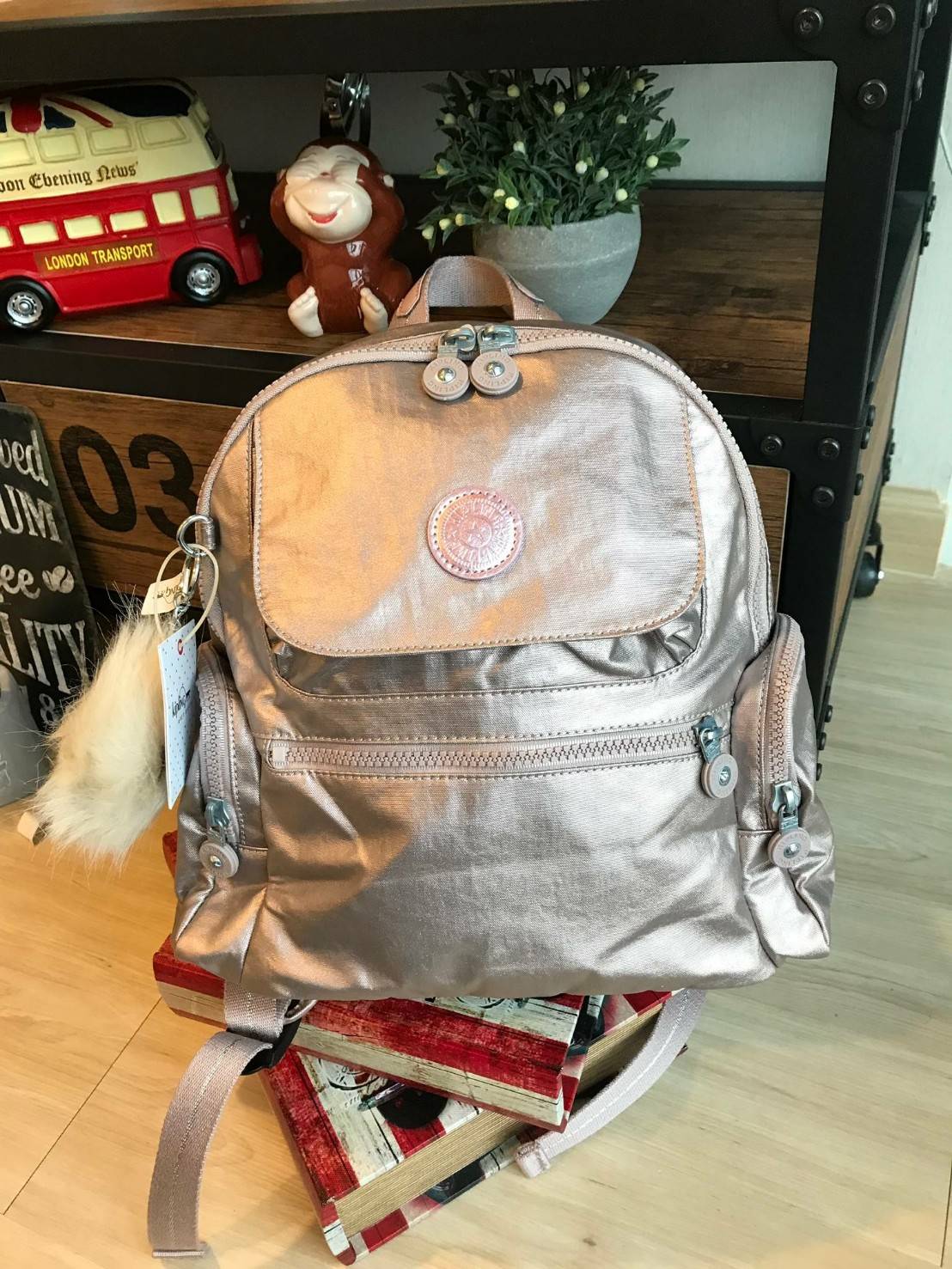 Kipling Matta Small Metallic Backpack กระเป๋าเป้ขนาดกำลังดี วัสดุไนล่อนเคลือบกันน้ำ มีน้ำหนักเบา มีช่องเก็บของหลายช่อง แบ่งเป็นช่องด้านหน้า 2 ช่องและด้านข้างอีก 2 ช่อง ช่องใหญ่ปิดเปิดด้วยซิปคู่ภายในมีช่องซิป ช่องใส่ของจุกจิกและสายห้อยพวงกุญแจ ด้านหน้าประด