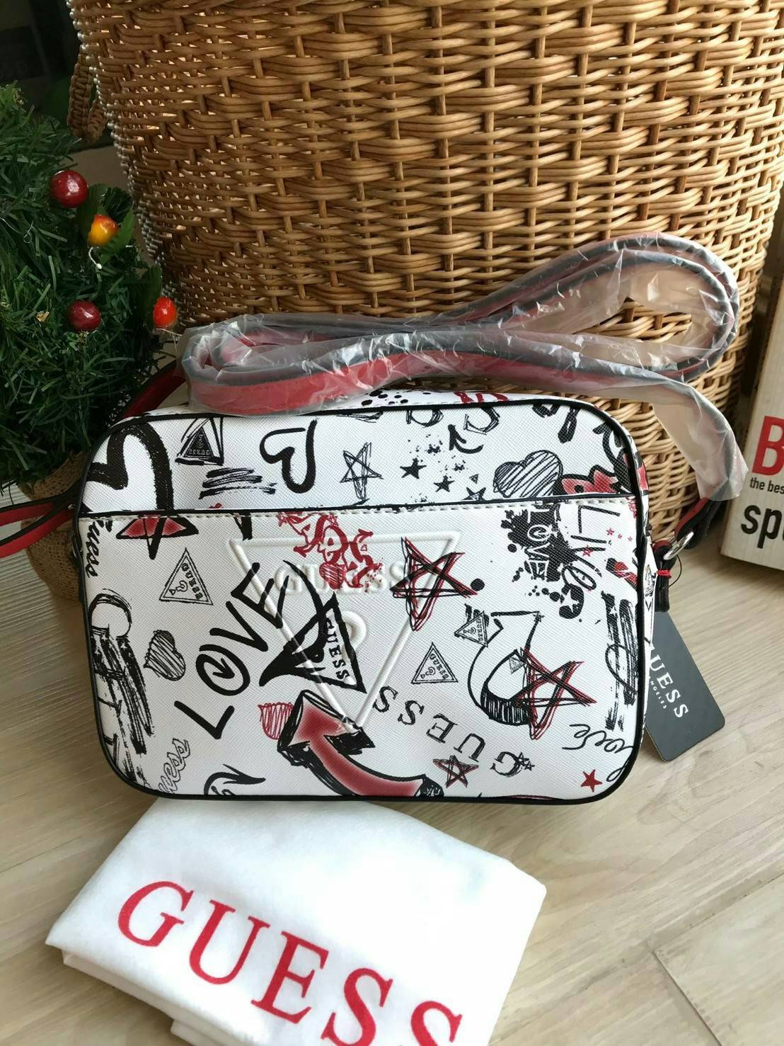 GUESS CROSSBODY BAG กระเป๋าสะพายรุ่นใหม่ ทรงเหลี่ยมตั้งอยู่ทรง วัสดุหนังSaffiano ด้านหน้าปั้มลายโลโก้นูน เปิดปิดด้วยซิปเดียวด้านบน ภายในกว้างใส่กระเป๋าสตางค์ใบยาวได้ ด้านหน้ามีช่องเล็ก1ช่อง ภายในมีช่องซิปเล็ก1ช่อง แยกเป็นสัดส่วน ด้านในบุผ้าลายสกรีน น้ำหนั