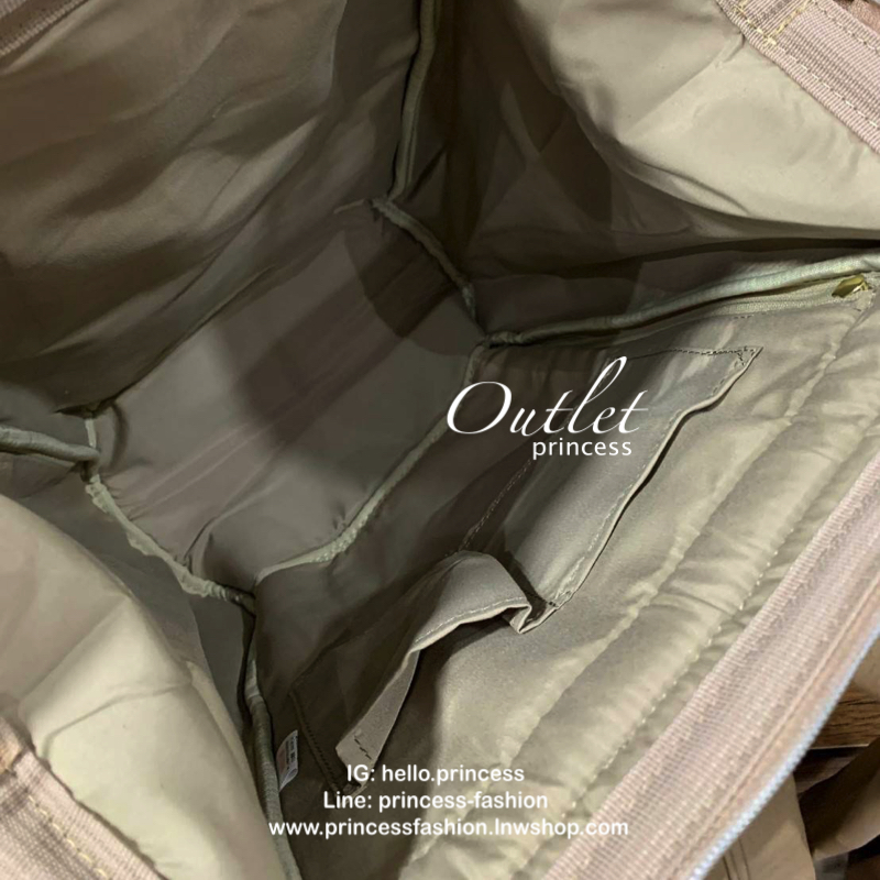 Anello polyurethane leather rucksack รุ่น Mini และ Classic กระเป๋าเป้จากแบรนด์เล็กๆมาสู่แบรนด์ดังทั้งในไทยและญี่ปุ่น วัสดุหนังpuแต่งลายหินอ่อนหนังนิ่ม กันน้ำได้ ภายในมีช่องเล็ก2ช่อง เปิดปิดด้วยซิปคู่ ปากกระเป๋าเป็นโครงสะดวกต่อการหยิบจับของภายใน ด้านข้างมี