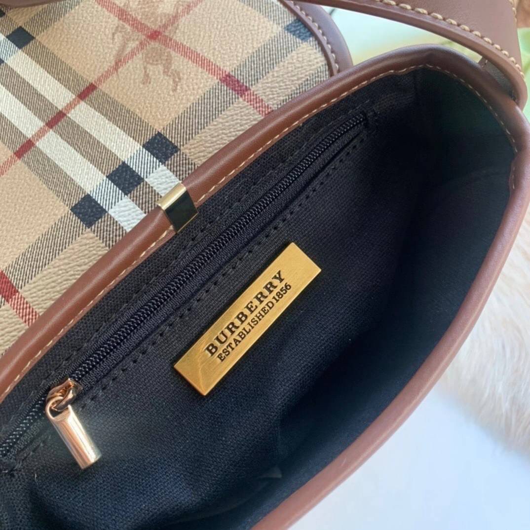 BURBERRY CROSSBODY VINTAGE BAG VIP GIFT WITH PURCHASE (GWP) พรีเมี่ยมกิ๊ฟ Limited Edition จากBURBERRY วัสดุหนังPVC สวยอยู่ทรง เปิดปิดด้วยฝาปิดกระดุมแม่เหล็กประดับริบบิ้นพู่