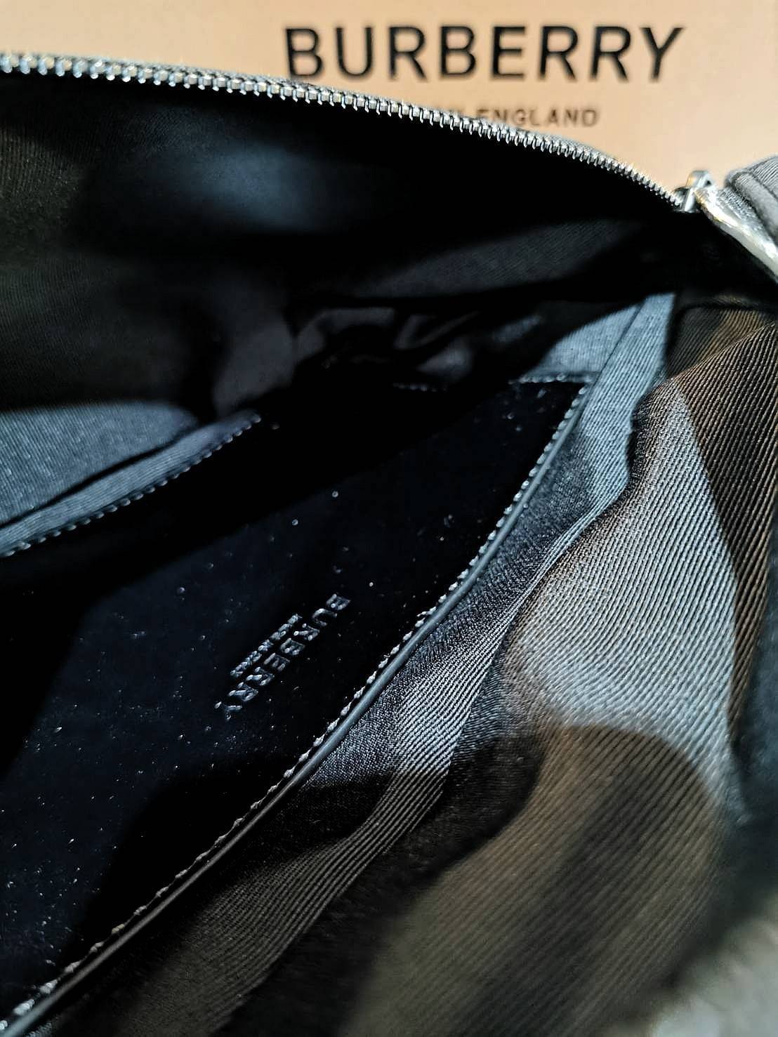 BURBERRY FRAGRANCES MONOGRAM BELT BAG VIP GIFT WITH PURCHASE (GWP) กระเป๋าพรีเมี่ยมกิ๊ฟ Limited จากน้ำหอม BURBERRY วัสดุ100%POLYAMIDE (Nylon & Canvas) น้ำหนักเบามีโลโก้ด้านหน้าเปิดปิดด้วยซิปหัวซิปแบรนด์ ด้านหลังมีช่องซิป ภายในมีโลโก้ใช้ใส่มือถือ กระเป๋าสต