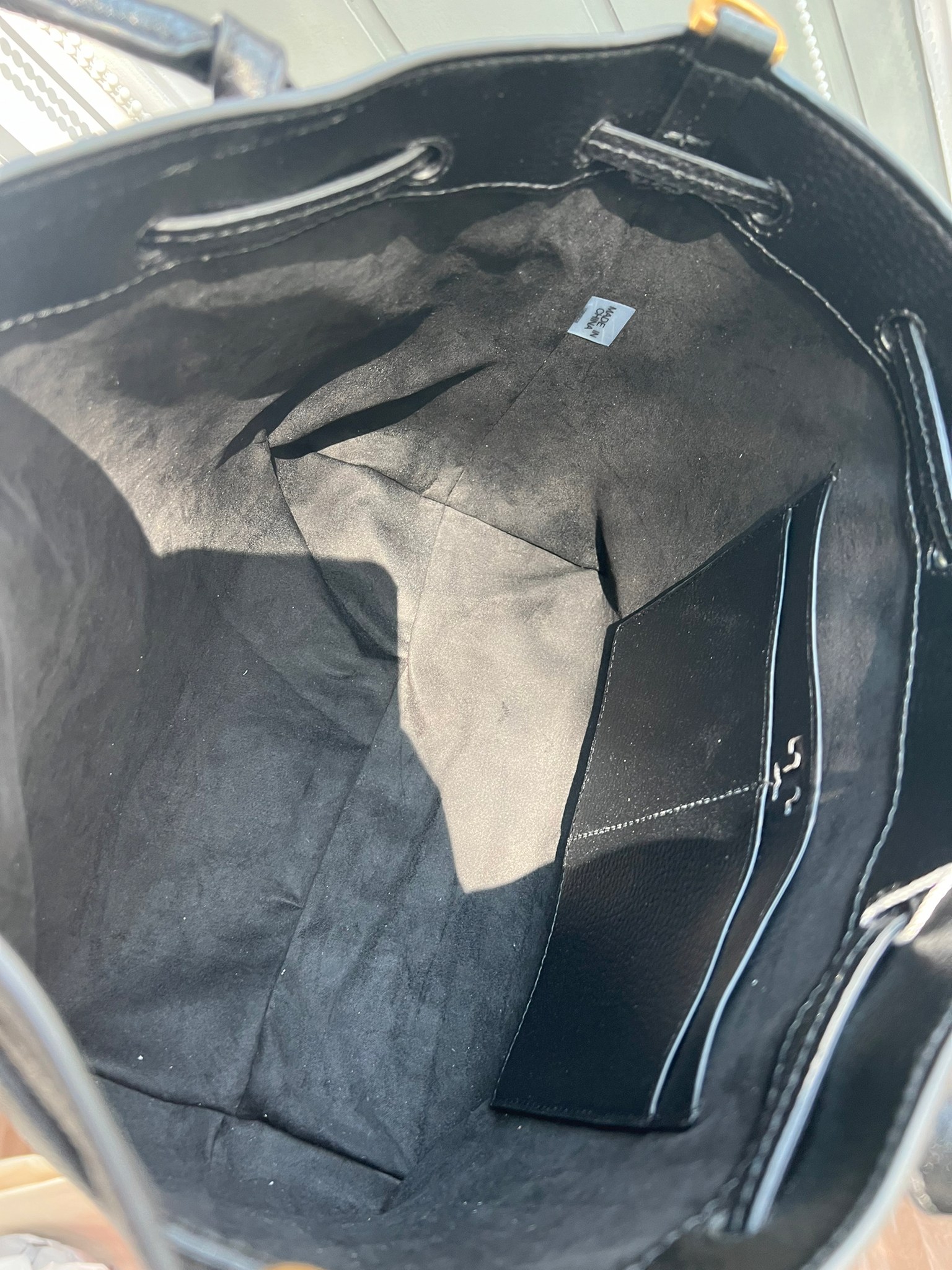 OUTLET 】TORY MCGRAW SMALL DRAWSTRING กระเป๋าถือหรือสะพายข้าง วัสดุหนังวัวแท้ อะไหล่ทอง เปิด-ปิดด้วยสายหนังรูด จะถือหรือสะพายข้างได้Crossbodyได้ น้ำหนักเบาจุของได้เยอะ ด้านหน้าประดับโลโก้แบรนด์ ด้านในมีช่องเล็กสำหรับใส่บัตรใส่ตังค์ได้ มีสายยาว ปรับสายได้ ถ