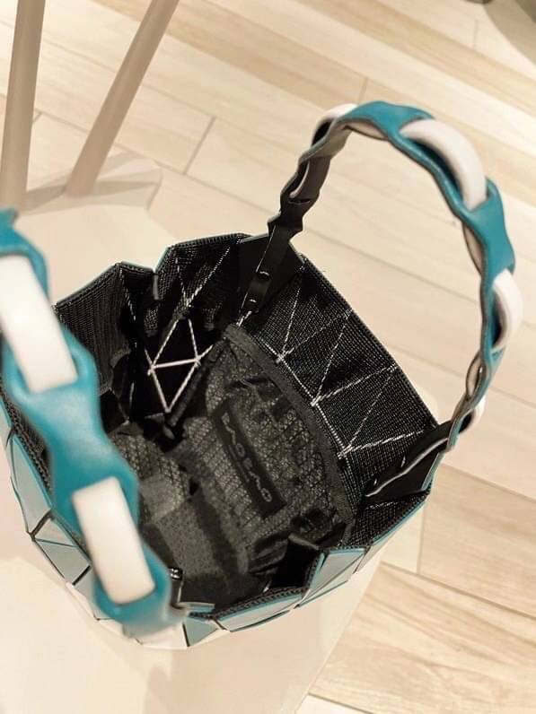 BAOBAO ISSEY MIYAKE BUCKET BAG / BAOBAO BASKET / ZIG-ZAG PATTERN TRIANGLE BASKET HANDBAG ภาพสินค้าถ่ายจากงานขายจริง ใช้งานต่างประเทศได้ค่ะ