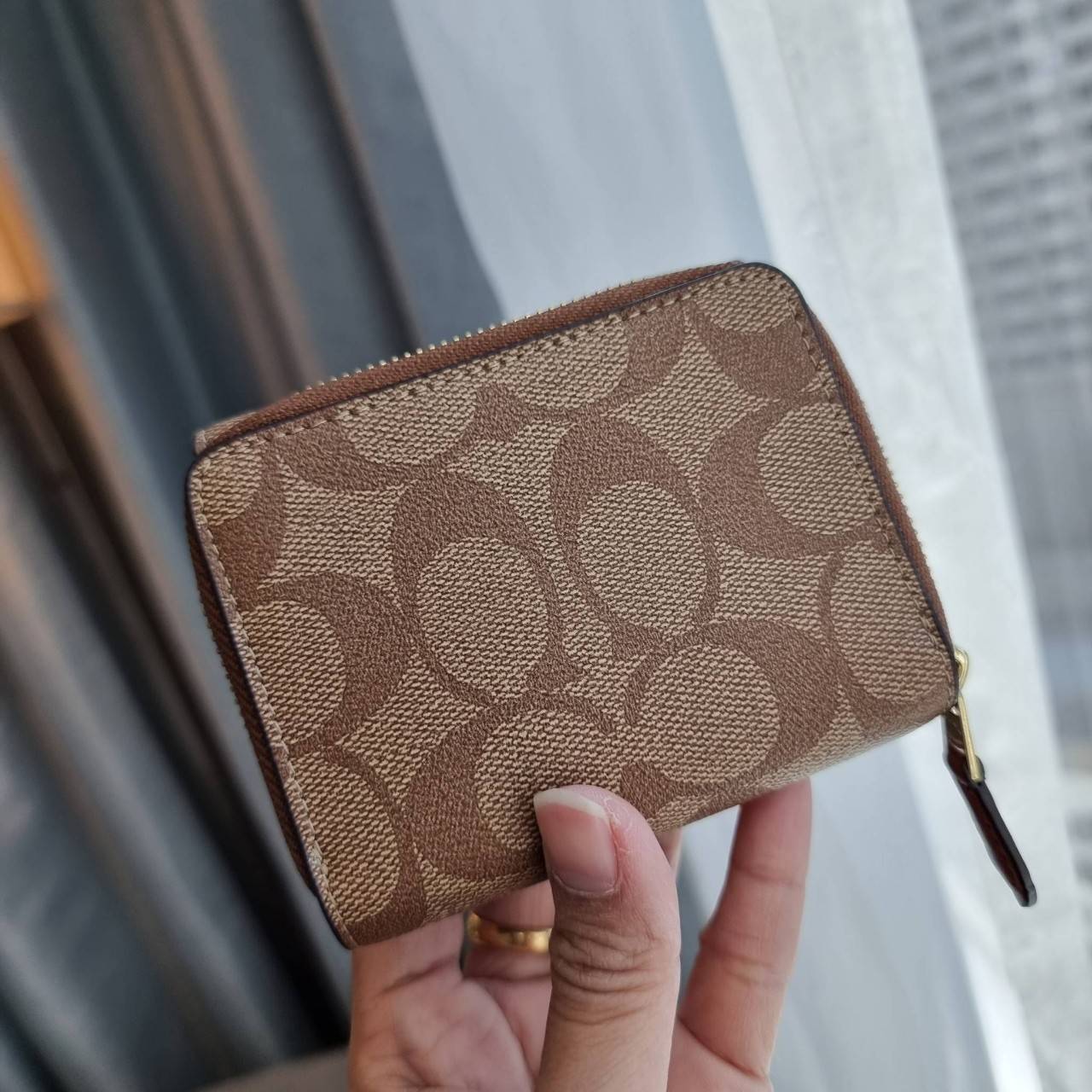 OUTLET 】COACH F41302 SMALL TRIFOLD WALLET IN SIGNATURE CANVAS สวยคลาสสิค พกพาง่าย ใบเล็กน่ารักน่าใช้ ต้องยกให้ใบนี้จ้า 💗💋 ตอบโจทย์คนชอบพกน้อยที่สุด!! กระเป๋าสตางค์ใบสั้นหนังแคนวาสเคลือบคุณภาพดี ภายในเป็นหนังแท้ ใส่บัตร ใส่ธนบัตรได้ทุกชนิด 
