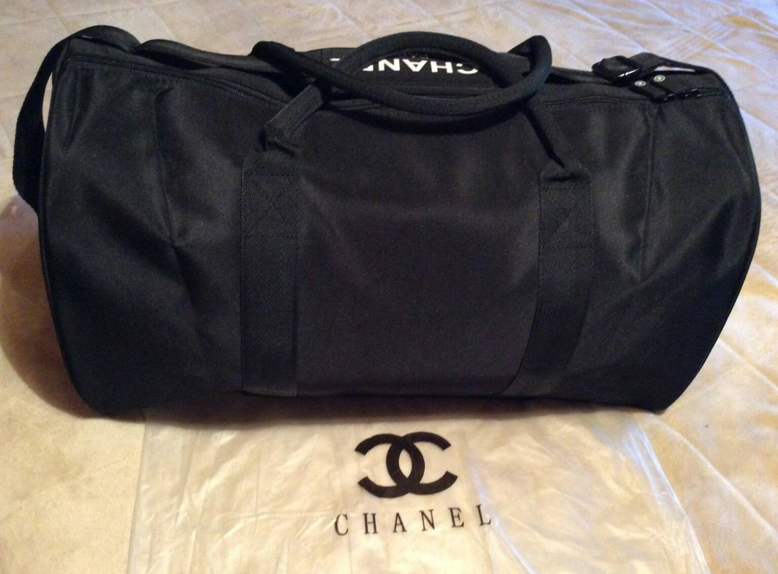 งานพรีเมี่ยมกิ้ฟ จากเคาเตอร์ต่างประเทศนะคะ 🎈 New item! ใช้ได้ทั้งหญิงชาย มาละค้ากับ travel & fitness bag จากงานพรีเมี่ยมกิ้ฟแบรนด์หรูอย่าง Chanel ของแท้100% ตัวกระเป๋าเป็นผ้า Oxford หนาอย่างดี สกรีนโลโก้แบรนด์ตัดสีขาว เปิดปิดด้วยซิปแบรนด์ อะไหล่คุ