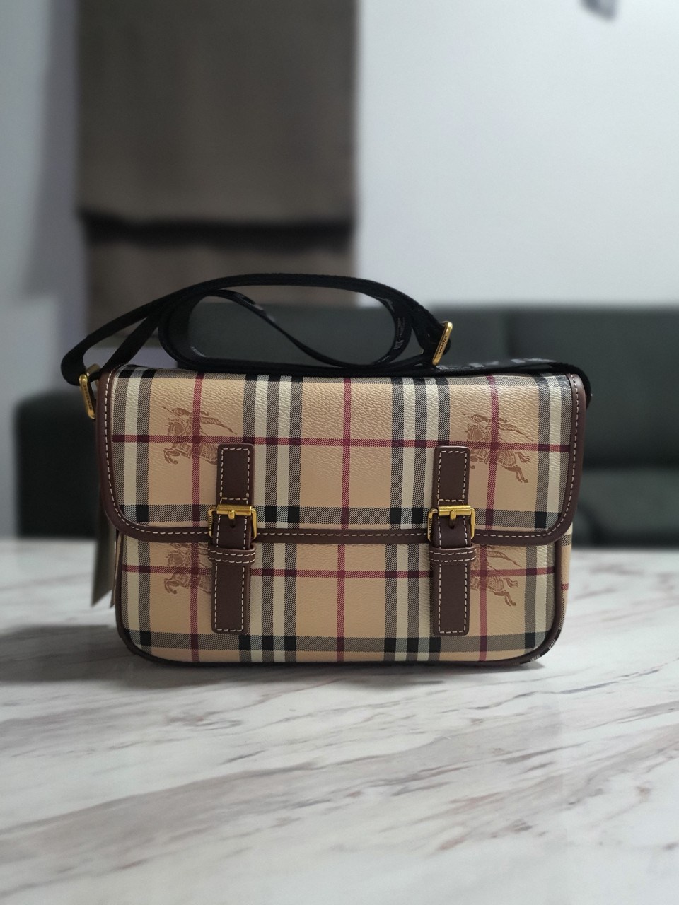 BURBERRY MESSENGER VINTAGE BAG VIP GIFT WITH PURCHASE (GWP) พรีเมี่ยมกิ๊ฟ Limited Edition จาก BURBERRY วัสดุหนังทั้งใบลายวินเทจ ตกแต่งคาดเข็มขัดด้านหน้า เปิดปิดด้วยกระดุมแม่เหล็ก ภายในมีช่องใส่ของโล่งกว้าง สามารถใส่มือถือ ipad mini ของจุกจิกได้ อะไหล่แบรน