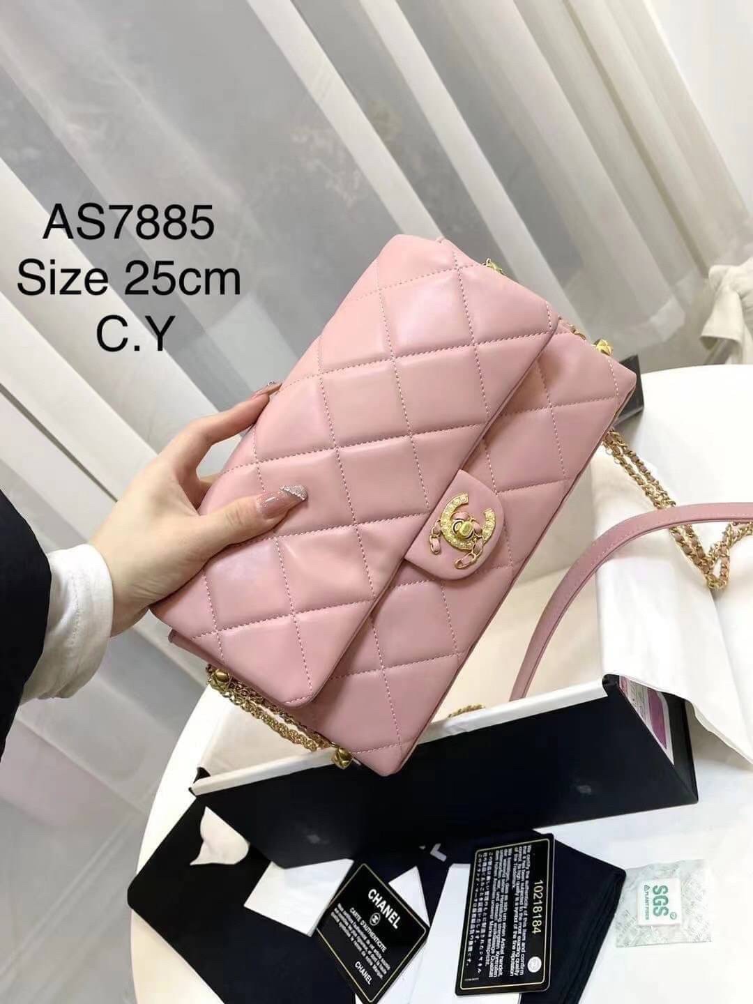 CHANEL flap pearl with chain พร้อมส่ง ที่สุดของความคลาสสิค อะไหล่ทองหรูหรา ด้านหน้าประดับโลโก้ฝังมุก หนังอย่างดี น้องมีความนิ่มสัมผัสแล้วหลงรักแน่นอนค่ะ