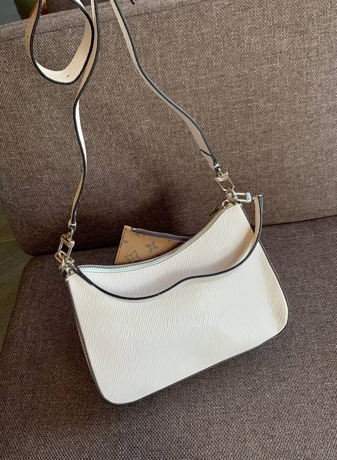 VIP 🥂 LOUIS VUITTON MARELLR EPI LEATHER รุ่นนี้ลายหนังเป็นลายไม้ มีโลโก้แบรนด์แบบฉลุด้านหน้า มาพร้อมกระเป๋าใบลูกแบบซิปจัดเก็บได้ตรงช่องด้านหน้า สามารถถอดออกแยกใช้งานได้ต่างหากนะคะ เปิดปิดกระเป๋าแบบซิป ภายในโล่ง สามารถใส่กระเป๋าเงินใบยาวได้;ของจุกจ