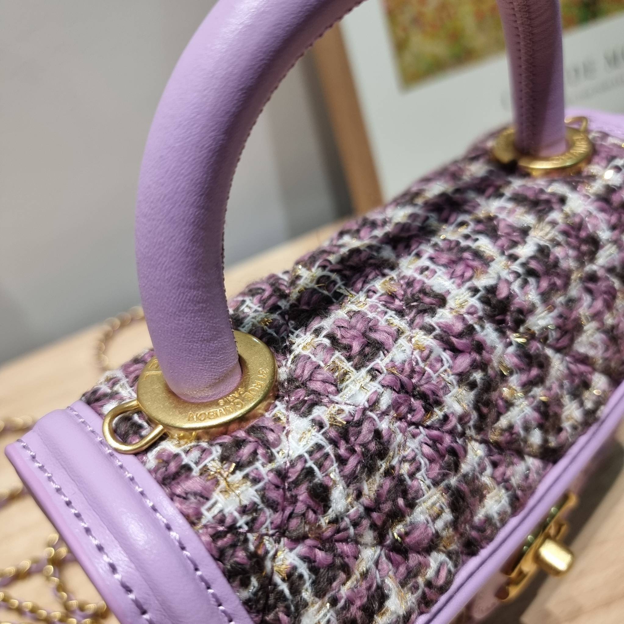 Chanel tweed mini flap bag / Chanel mini top handle กระเป๋าสะพายงานผ้าทวิตเอกลักษณ์เฉพาะของแบรนด์ งานสวยเป๊ะ มาพร้อมสายยาวถอดออกถือสวยๆเริ่ดๆ คิวท์มาก!! ดีเทลน่ารักเพียบ!!