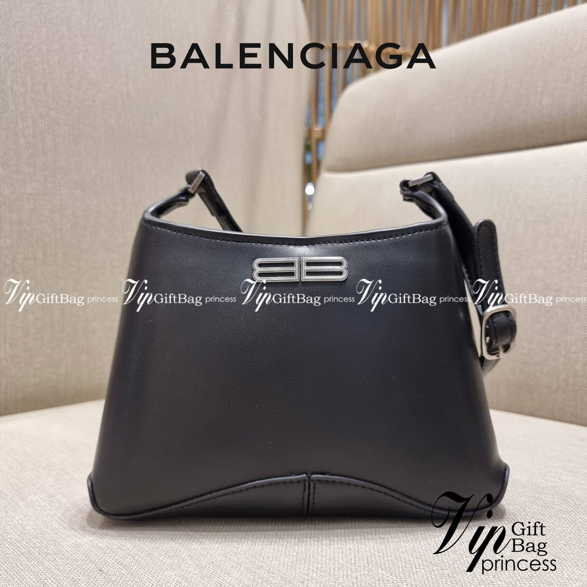 Balenciaga XX small leather shoulder bag กระเป๋าสะพายดีไซน์สวยเลิศ!! ไม่ซ้ำ เอกลักษณ์ที่โดดเด่นด้วยรูปทรง และขนาดที่กำลังเหมาะใช้งาน พร้อมดีไปหมด!! วัสดุสังเคราห์เรียบหรู ปากกระเป๋ามีแถบแม่เหล็กคาดกันของหล่นได้ ภายในกระเป๋าเป็นช่องโล่ง มีช่องซิป และช่องย่