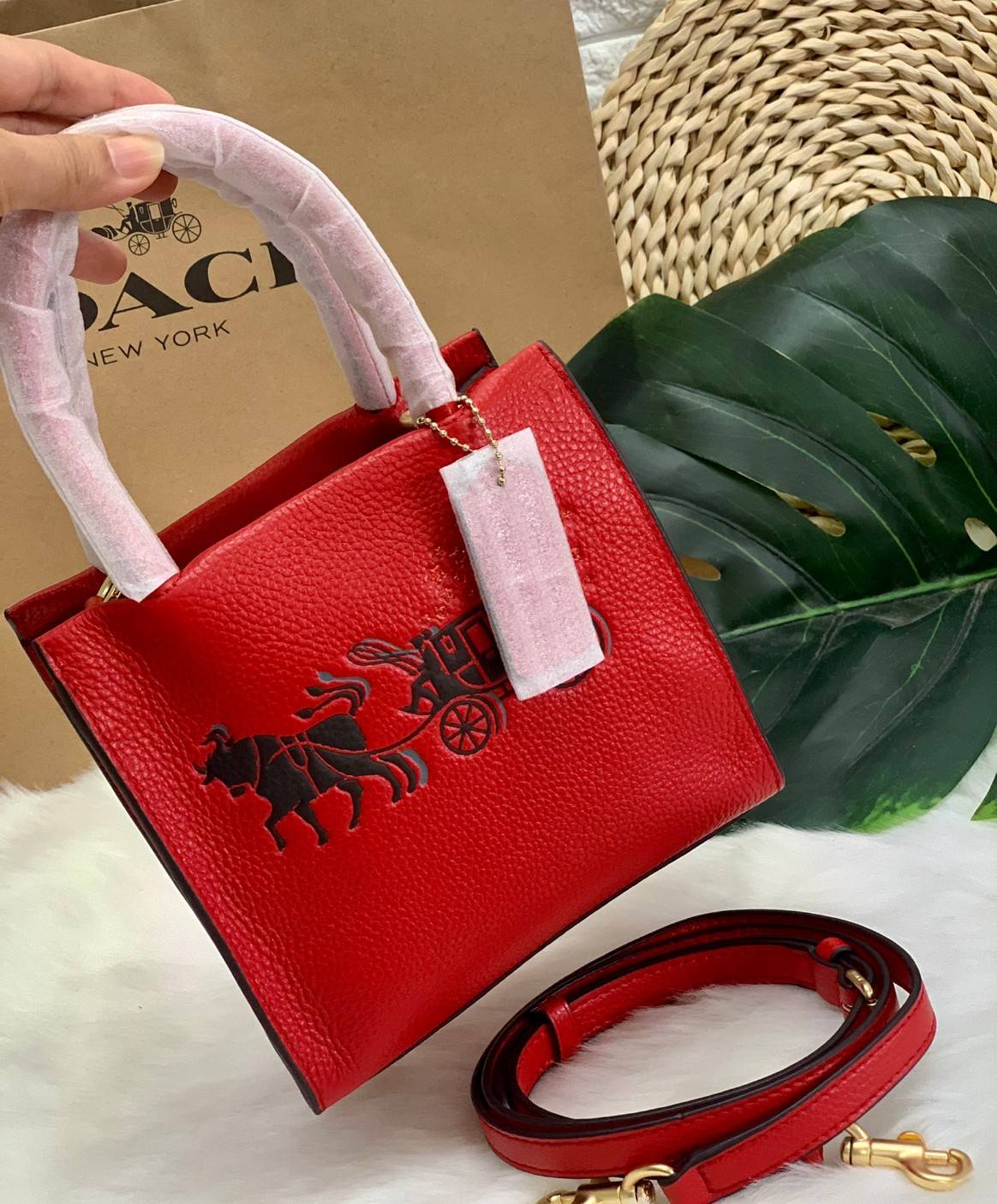 COACH MINI CALLY CROSSBODY IN SIGNATURE ((3599, 2184, 5693, 2134, 2183)) พร้อมส่งที่ไทยทันที! กระเป๋าสะพายครอสบอดี้ร์ กระเป๋าครอสบอดี้โท้ทมินิไซส์ รุ่นใหม่สุดฮอต!! ใบจริงคือน่ารักม้ากกกก!! สวยอยู่ทรง น่ารักน่าใช้ ทรงTote ปากกระเป๋าเปิดปิดแบบแม่เหล็ก ภายใน