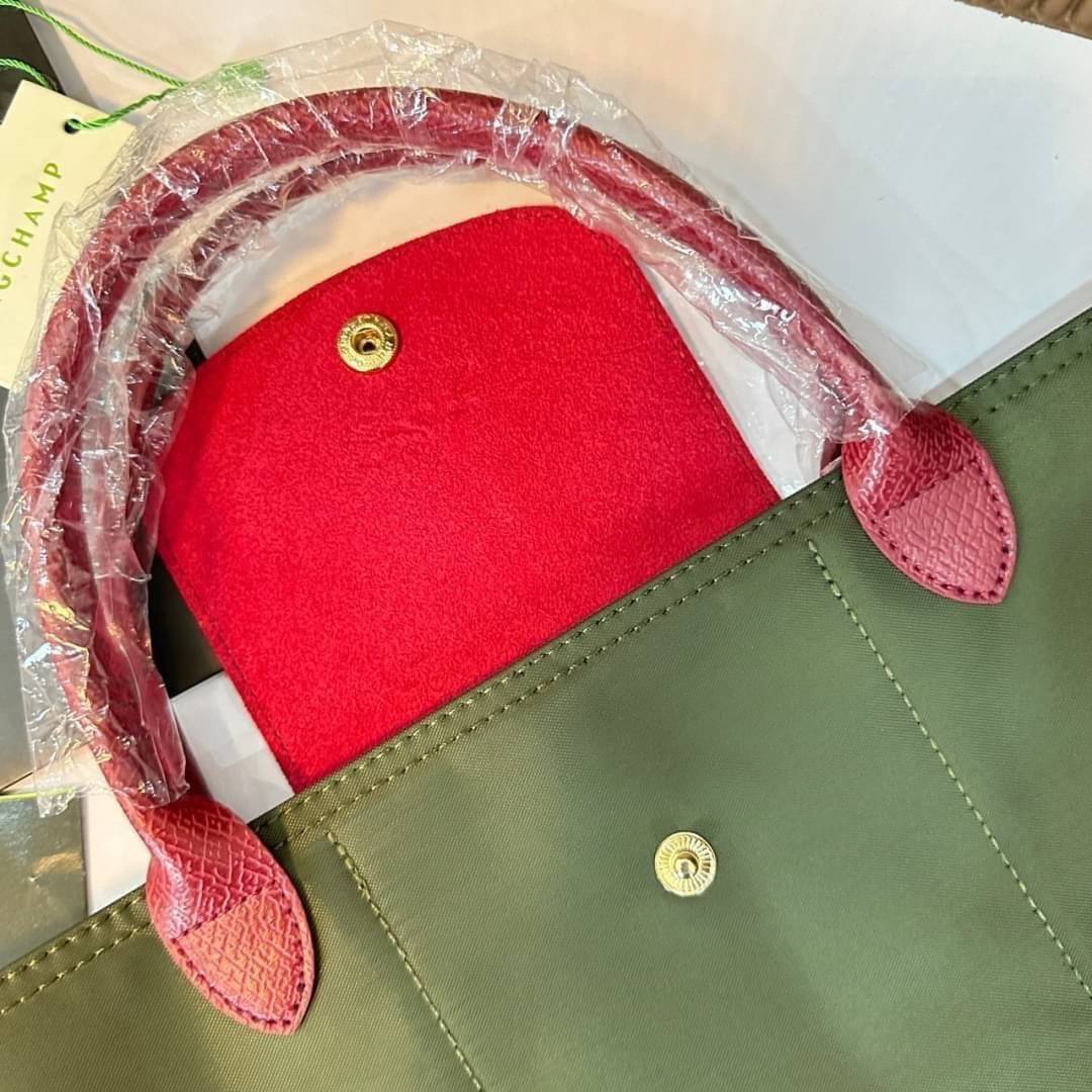 LONGCHAMP LE PLIAGE RE-PLAY TOP HANDLE BAG สินค้ารุ่นลิมิเต็ด collection สุดปัง ซื้อใบเดียวเหมือนได้2 ใบ กระเป๋าสะพายแนวตั้งที่กว้างขวาง มีเอกลักษณ์เฉพาะตัวแต่มีดีไซน์ที่น่าดึงดูด