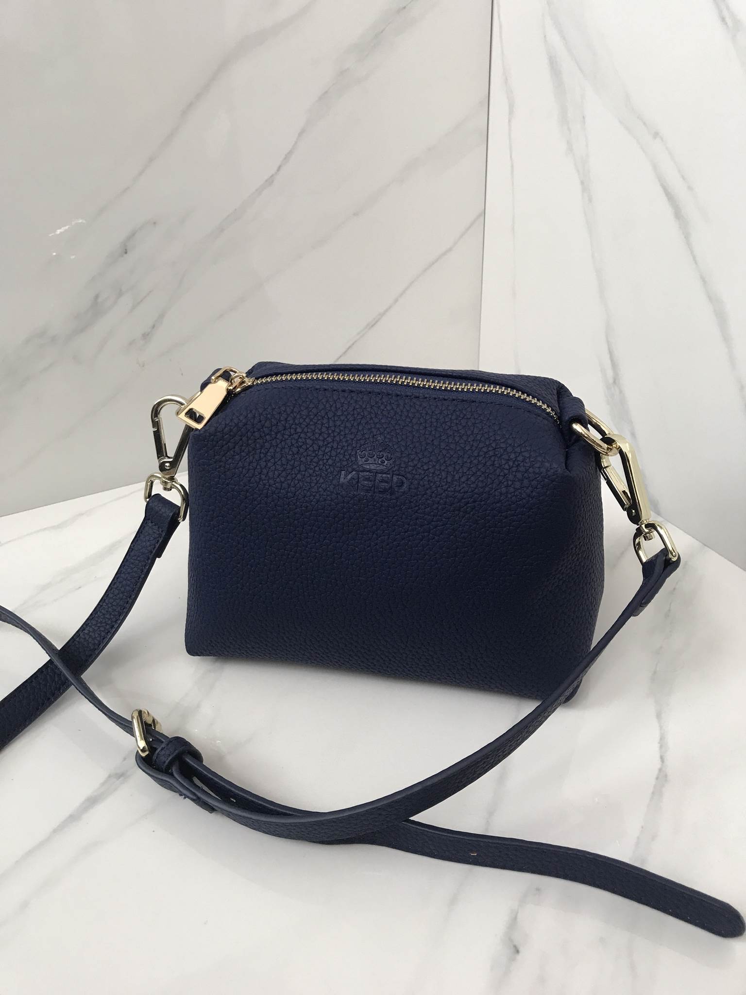 สีใหม่ Royal Navy พร้อมส่งละค่า • KEEP LALA BAG • พร้อมส่ง 2 ขนาด ตามการใช้งาน 👑สวย หรู เวอร์วัง อีกแล้วค่า กับกระเป๋า 2 in 1 ปรับเก็บทรง ได้ถึง 2 แบบ มาพร้อมพวงกุญแจ ปอมปอม ฟรุ้งฟริ้ง น่ารักมาก คะ ตัวกระเป๋าเป็นหนังเนื้อดีที่สุด เนื้อนิ่ม ลายหนัง