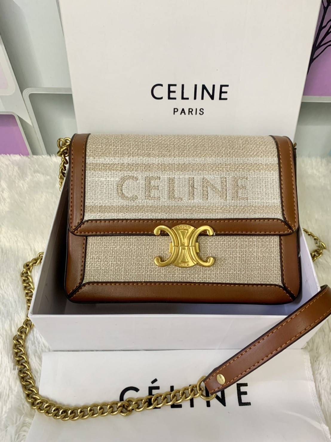 CELINE TRIOMPHE BAG VIP GIFT WITH PURCHASE (GWP) พรีเมี่ยมกิ๊ฟ Limited Edition จาก CELINE PERFUME DUTYFREE COUNTER วัสดุ Textile Canvas & CalfSkin ดีไซน์ทรงสี่เหลี่ยมผืนผ้า อะไหล่ทอง ด้านหน้าปักโลโก้แบรนด์เด่นชัด ด้านหลังมีช่องสำหรับใส่ของอีก 1 ช่อง สายสะ