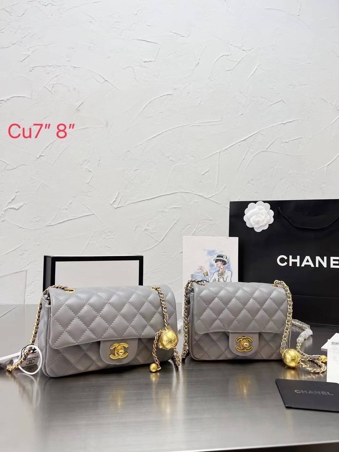 Chanel 22c classic golden ball / Chanel Pearl with Chain crossbody bag กระเป๋าสะพายข้างหรือสะพายเป็นครอสบอดี้ ใบนี้ไปถือออกงาน ก็สวยหรูดูแพงสุดๆค่า!! คลาสสิคและโดดเด่นทุกสี