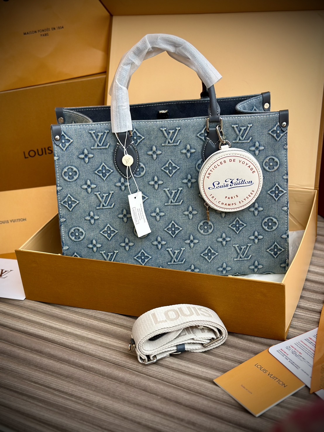 LV Onthego Denim Vintage Tote Bag กระเป๋าทรงโท้ทเดนิมสไตล์วินเทจ รุ่นใหม่ปั้มลายโมโนแกรมบนเดนิมสุดไอคอนิก ที่ใครเห็นต้องเป็นคลั่งรัก ผู้ดี หรูหราได้ทุกลุค ทุกสไตล์