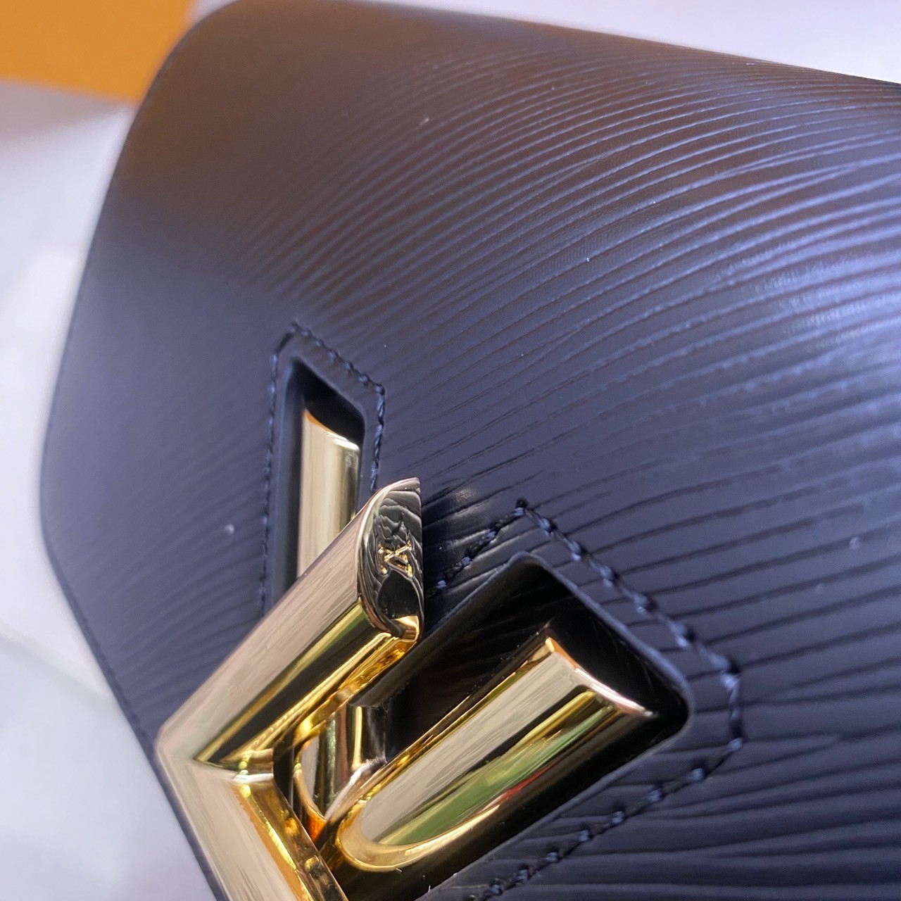 พร้อมส่ง 3 สี LV Twist Bag 24cm กระเป๋ารุ่นทวิสรูปทรงใหม่ หนัง Epi สุดไอคอนิกโลหะสีทองเงางาม เกรดออริจินอล 1:1 สลับแท้ ภาพถ่ายจากงานขายจริง ใช้งานต่างประเทศได้