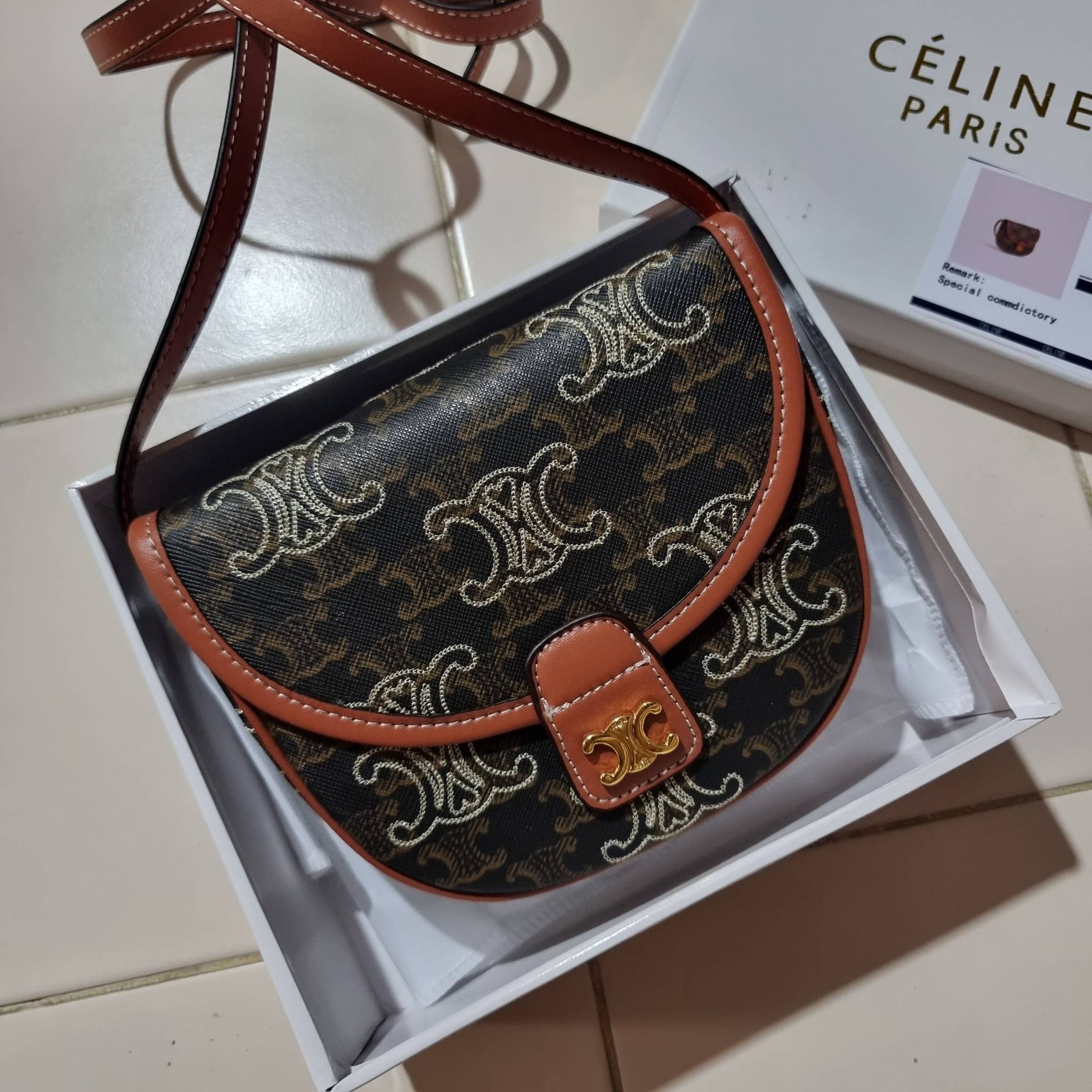 VIP 🥂 CELINE MINI BESACE IN TRIOMPHE CANVAS WITH TRIOMPHE HEART EMBROIDERY ใหม่พร้อมเสิร์ฟแบบไม่ต้องรอใคร!! กับกระเป๋าสะพายข้าง ที่เห็นแล้วต้องรัก ด้วยรูปทรงที่คลาสสิคแฝงความหรู ขนาดกำลังน่าใช้ โลโก้ลายปัก ดีเทลเดินด้ายรูปหัวใจ คละรอบใบ วัสดุหนังแ
