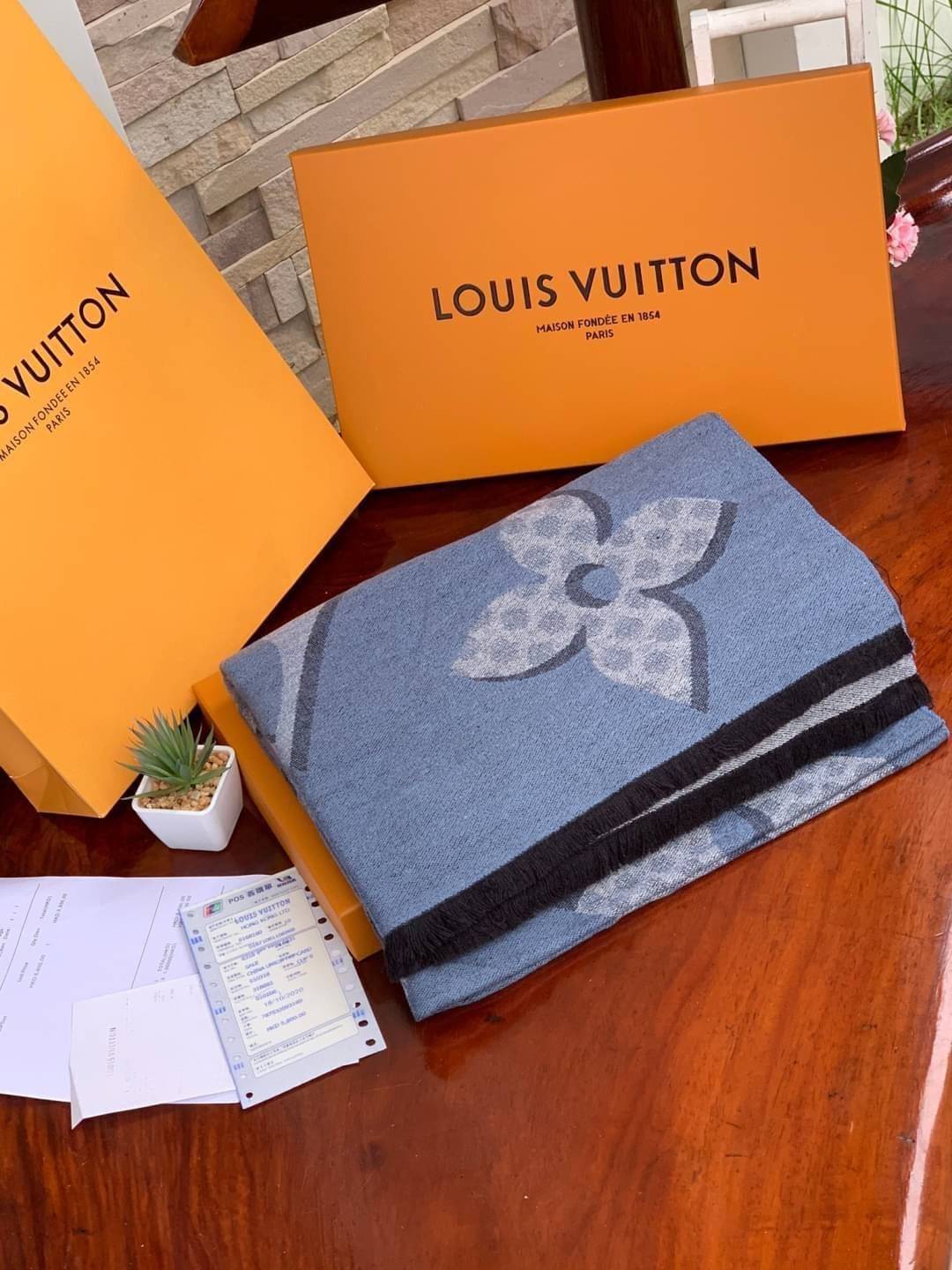 Louis Vuitton Women’s Scarves Accessories อีกหนึ่งแบรนด์ดังจากปารีส ด้วยงานพรีเมี่ยมกิ้ฟ ส่งมอบความรู้สึกดีๆให้กับคนที่คุณรัก ในรูปแบบผ้าพันคอและผ้าคุมไหล่ผืนใหญ่ให้ความอบอุ่น ถักทอด้วยผ้าcashmere ผ้าเนื้อดี สัมผัสนุ่มมือ ทอลายในตัว สีและลายคมชัด เหมาะสำห