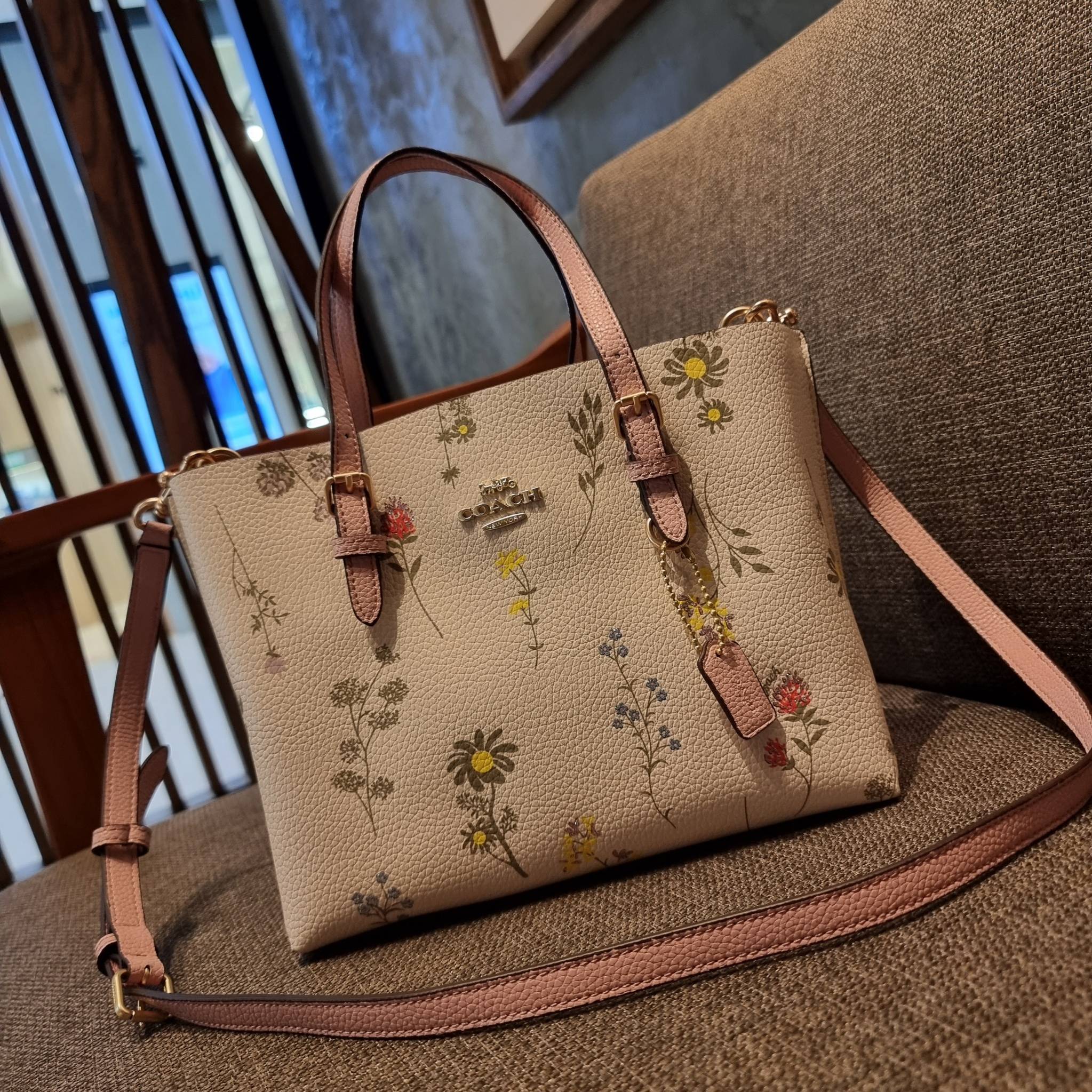 COACH C4084 MOLLIE TOTE 25 WITH SPACED WILDFLOWER PRINT ดีไซน์ใหม่ล่าสุด กระเป๋าโท้ทไซส์เล็กที่สาวๆต่างก็ต้องปักใจรัก รอบนี้น้องถูกเติมแต่งลวดลายดอกไม้ เพิ่มดีเทลความน่าใช้ไปอีก วัสดุหนัง pepble เรียบหรูดูดีม้าก!! ภายในโล่งกว้าง มีช่องซิปกลางใส่ของได้ ขนา