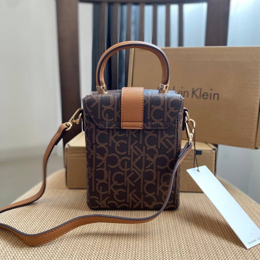 CALVIN KLEIN JEANS crossbody bag กระเป๋าถือหรือสะพาย ลายซิกเนเจอร์แบรนด์ทั้งใบ มีหูจับสำหรับถือ เปิด-ปิดกระเป๋าด้วยกระดุมแม่เหล็ก ด้านในโล่งกว้างมีช่องเล็กและช่องซิปสำหรับใส่ของจุกจิก ซับในลายแบรนด์อย่างดี มาพร้อมสายสะพายยาวปรับระดับได้ สามารถใช้ได้หลากหล