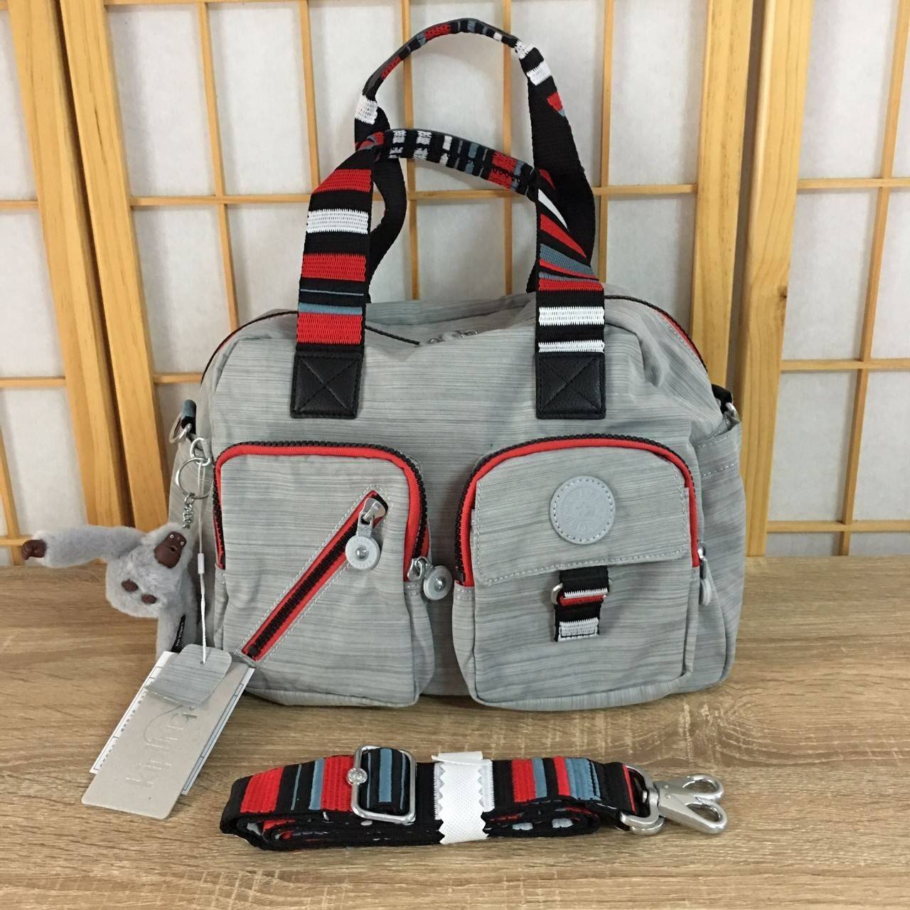 Kipling K13636 Defea Handbag ใช้สำหรับถือ/สะพายข้างได้ค่ะ สายถอดออกได้ ด้านหน้ามี 2 ช่องซิปและยังช่องซิปเชียงและช่องอื่นอีก ด้านหลังมีอีก 1 ช่องซิปยาวค่ะ ปากกระเป๋าหลักด้านบนปิด 2 ซิป ก้นมีฟองน้ำกันกระแทก มีช่องซิปอีก 1 ช่อง ช่องเล็กอีกตามรูป ใช้ได้ทุกโอก