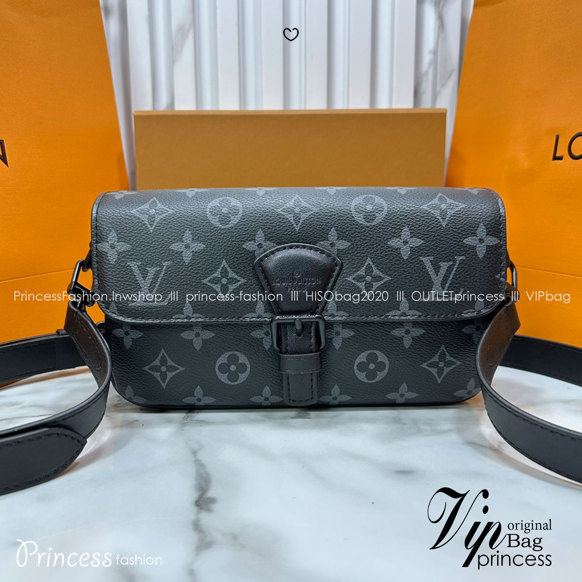 ORI หนังแท้ | LV Montsouris crossbody bag Monogram Eclipse Canvas 22cm กระเป๋าสะพายทรงแมสเซ็นเจอร์ไซส์เล็ก สไตน์กระเป๋าสตางค์แบบสะพาย ดีไซน์ใหม่ทรงยาวล้ำสมัยประดับบัคเคิลสัญลักษณ์เมซงพร้อมแถบแม่เหล็กด้านหน้า สุดไอคอนิก