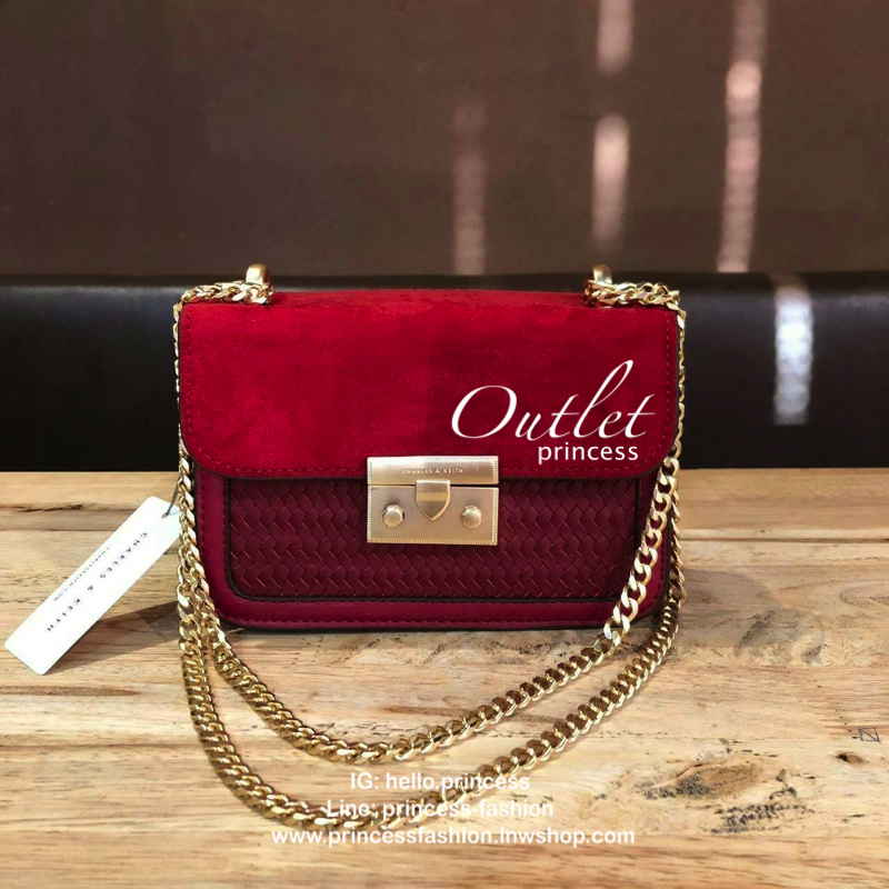 CHARLES & KEITH PUSH LOCK FRONT FLAP BAG 2018 กระเป๋าถือขนาดมินิดีไซน์สุดชิคคุณหนูมากค่ะโดดเด่นที่กระเป๋าpu ลายสานสวยสะดุดตา ฝาปิดกำมะหยี่ดูเรียบหรู เปิดปิดด้วยฝาปิดตัวล๊อคปั้มแบรนด์ ภายในมีช่องใส่บัตร ใส่มือถือ iphone8+ได้ค่ะ อะไหล่ทองสวย สายโซ่ยาวสะพายไ