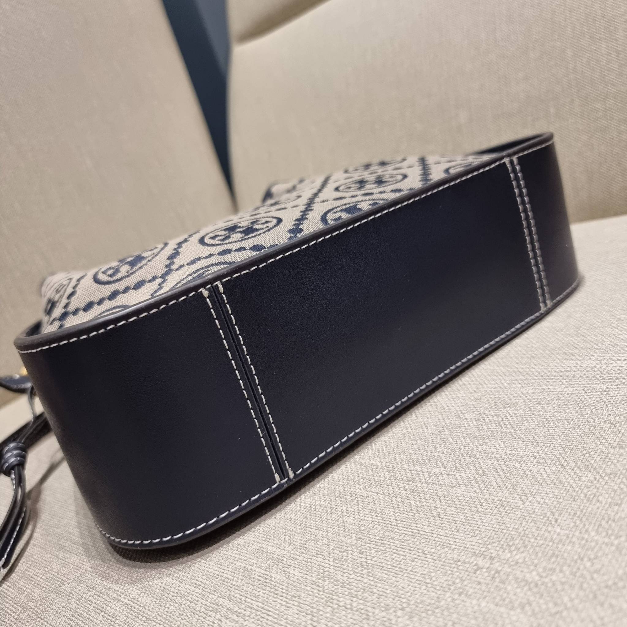 TORY BURCH T MONOGRAM JACQUARD BELL BAG คอลเลคชั่นใหม่ กับกระเป๋าลายโมโนแกรมยอดฮิต ที่มาในรูปทรงดีไซน์สวยเก๋ ชิคๆคูลๆ รับรองว่าไม่มีเกร่อ ตัวกระเป๋าทรงเหลี่ยม รูปเก็บทรงได้ในส่วนของปากกระเป๋า หรือไม่รูด ก็ได้ความสวยไปอีกแบบ วัสดุผ้า jacquard ตัดสลับหนังแท