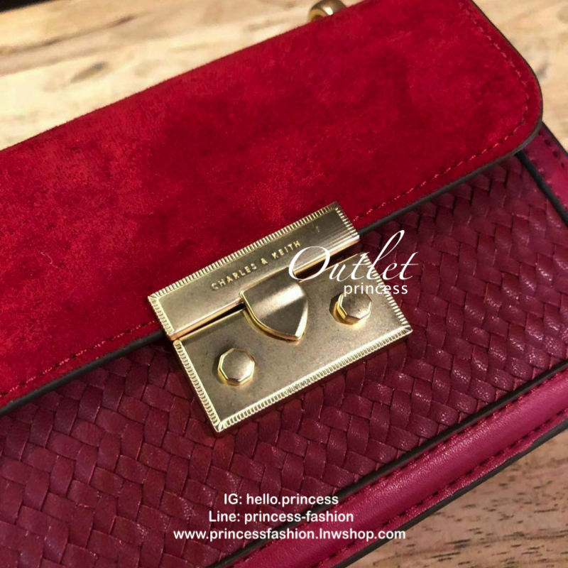 CHARLES & KEITH PUSH LOCK FRONT FLAP BAG 2018 กระเป๋าถือขนาดมินิดีไซน์สุดชิคคุณหนูมากค่ะโดดเด่นที่กระเป๋าpu ลายสานสวยสะดุดตา ฝาปิดกำมะหยี่ดูเรียบหรู เปิดปิดด้วยฝาปิดตัวล๊อคปั้มแบรนด์ ภายในมีช่องใส่บัตร ใส่มือถือ iphone8+ได้ค่ะ อะไหล่ทองสวย สายโซ่ยาวสะพายไ