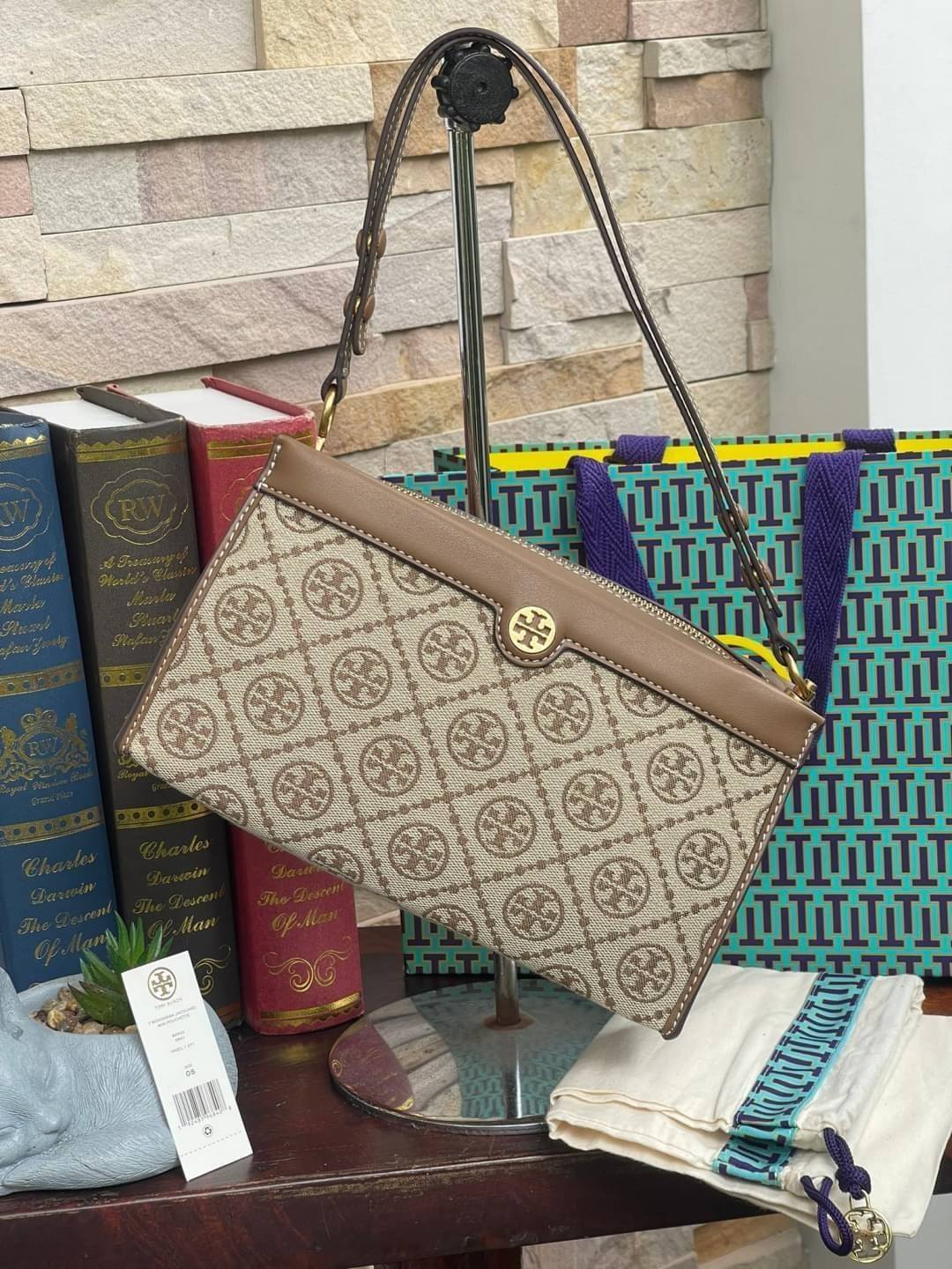 Tory burch t monogram jacquard mini pouchette ปังไม่หยุดกับลวดลาย T Monogram ที่มารังสรรค์ลงบนไอเท็มต่างๆ ในคอลเล็กชั่นต่างๆ สำหรับในรุ่นนี้มาในทรง mini pouchette ที่ได้ดีไซน์น่ารักๆแบบลุคช์ไฮโซ ที่สามารถปรับสายสั้นยาวได้ด้วยกระดุมสแน็ป ต่างออกไปกับคอลเลค