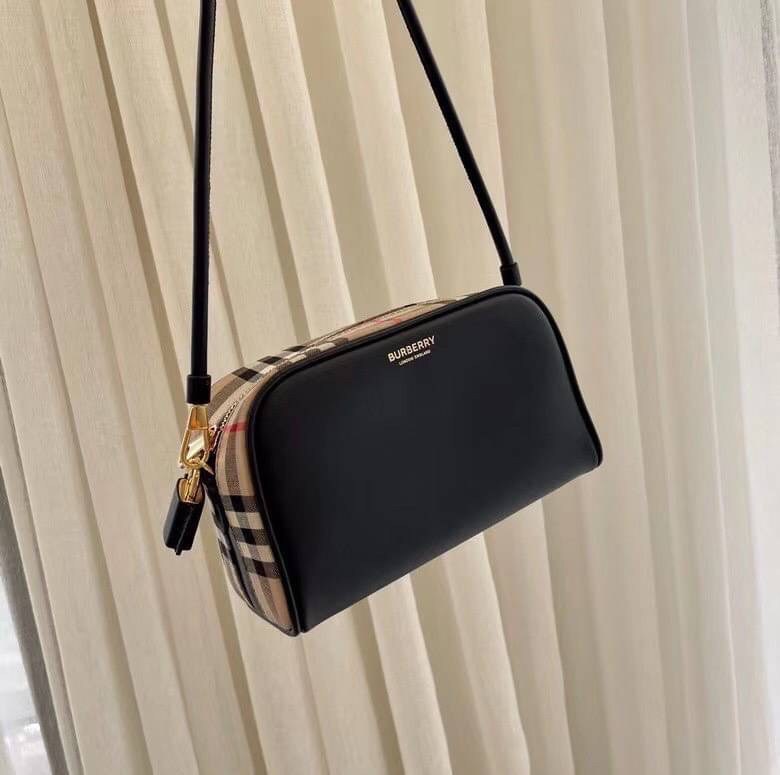 พรีเมี่ยมกิ๊ฟแท้ 100% 】พร้อมส่งที่ไทย ที่นี่ที่เดียว VIP gift BURBERRY Black Vintage Check Half Cube Crossbody Bag