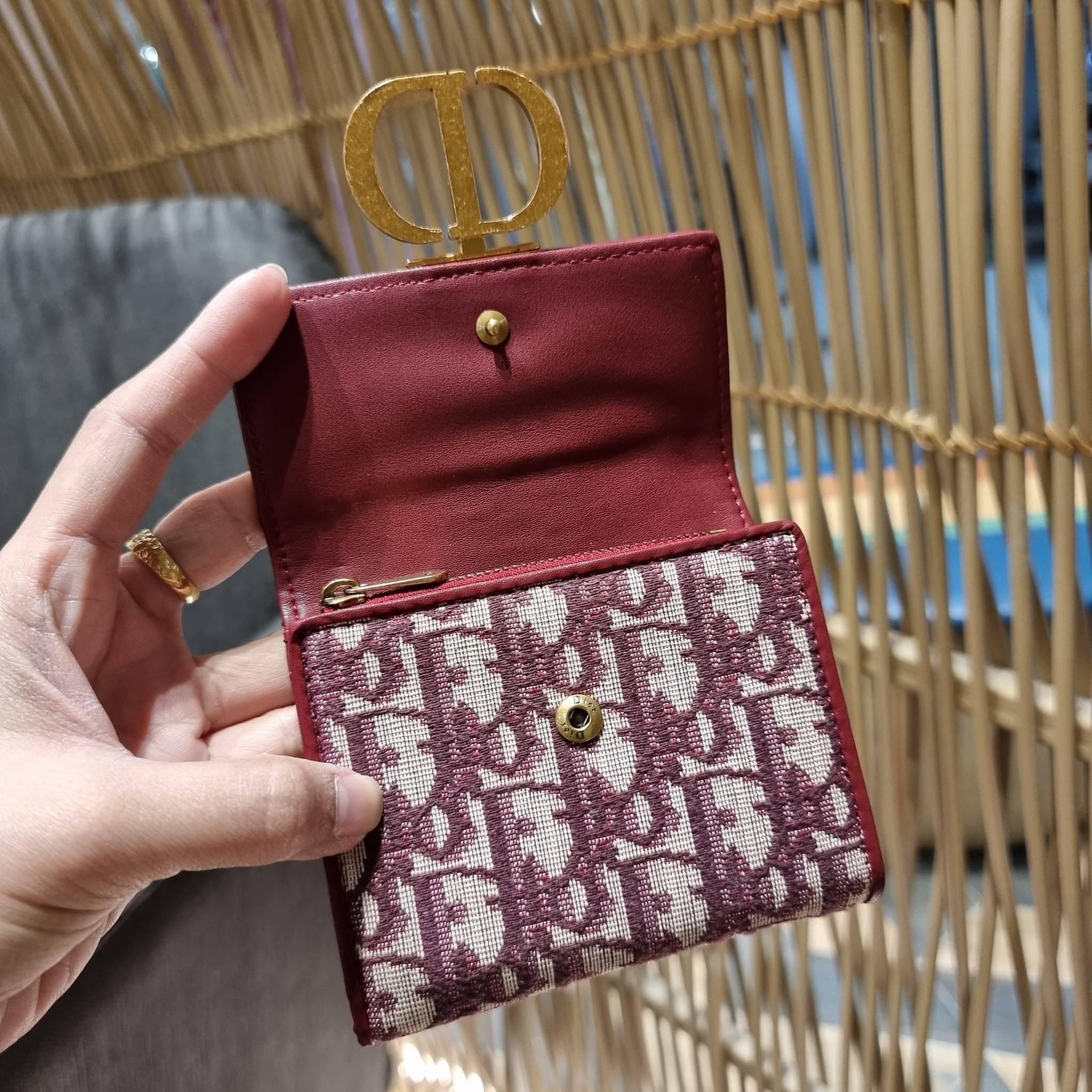 VIP 】CD TRIFOLD WALLET WITH GWP ที่สุดของความคลาสสิค กระเป๋าสตางค์ใบสั้นแบบพับ พรีเมี่ยมกิ๊ฟจากเคาน์เตอร์ วัสดุผ้าแคนวาสปักลาย สลับหนังแท้ภายใน โลโก้สีทองเหลือง สวยวินเทจ โดดเด่นเป็นเอกลักษณ์ ภายในมีช่องใส่บัตร ใส่ธนบัตร ใส่เหรียญได้ คัดมาให้แบบปังๆ ต้องจ