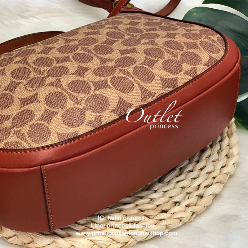 COACH SUTTON CROSSBODY IN SIGNATURE BAG กระเป๋าถือหรือสะพายไหล่ ทรงสวย วัสดุหนังแท้ เนื้อนิ่ม พร้อมพวงกุญแจหนัง เปิดปิดแบบซิป ภายในกว้าง ใส่ wallet ยาว และของใช้ได้เยอะ มีช่องเล็ก พร้อมสายสะพายยาวถอด ปรับได้ค่ะ Dont's miss!!