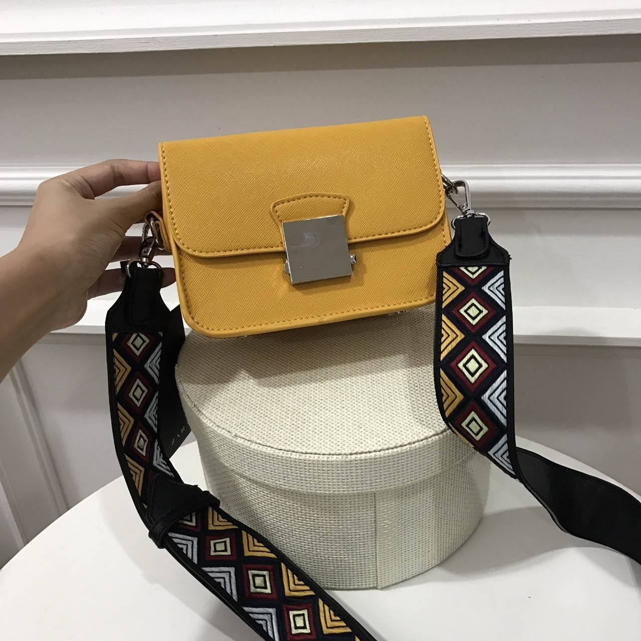 Don't Miss! Best Seller! ZARA CROSSBODY WITH 2STRAPS กระเป๋าถือหรือสะพายทรงคลัชรุ่นยอดนิยมวัสดุหนัง Saffiano อยู่ทรงสวยหรูสไตล์ PRADA แข็งแรงทนทาน ดีไซน์เก๋ไม่ซ้ำใคร เปิดปิดด้วยตัวล๊อคเอกลักษณ์ของ ZARA ภายในมีโลโก้ สามารถใส่มือถือ iphone7+ ได้ โดดเด่
