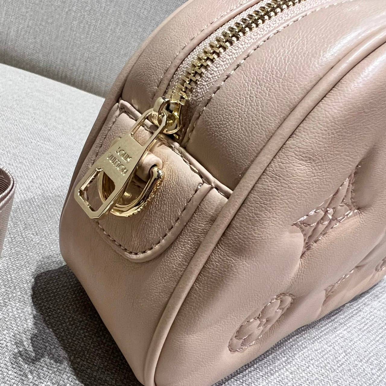 LV EXCLUSIVE VIP COSMETICS BAG ไอเท็มเอ็กซ์คลูซีฟ รุ่นหายาก กระเป๋าใส่เครื่องสำอางค์เอนกประสงค์ ที่นำมาประยุกต์ใช้เป็นกระเป๋าสะพายประจำวันได้ เพราะพิเศษมากแถมสายสะพายมาให้ วัสดุหนังลูกวัวฟอกสี นิ่มมาก เปิด-ปิดด้วยซิป ภายในโล่งกว้าง มีช่องแบ่งสัดส่วนให้ จั