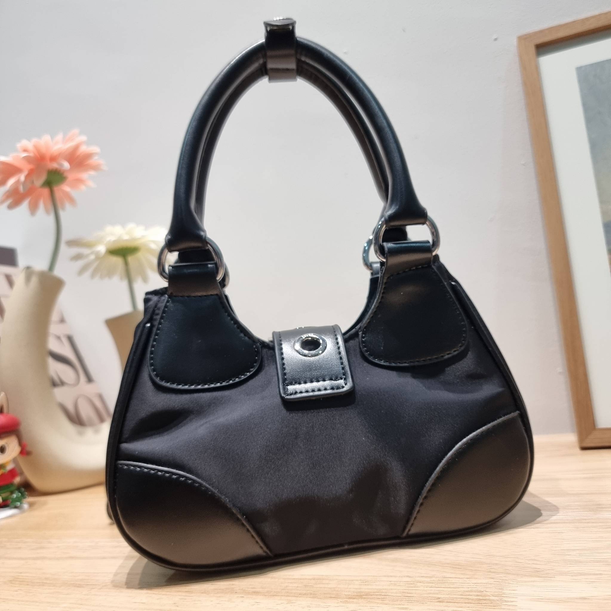 Prada Moon bag / PRADA RE-NYLON AND LEATHER MOON PADDED BAG ใหม่ล่าสุด กับคอลที่ใครๆเห็นก็ต้องรัก ขนาดกำลังน่ารัก ดีไซน์สวยดุ และยังดูแพงได้อีก
