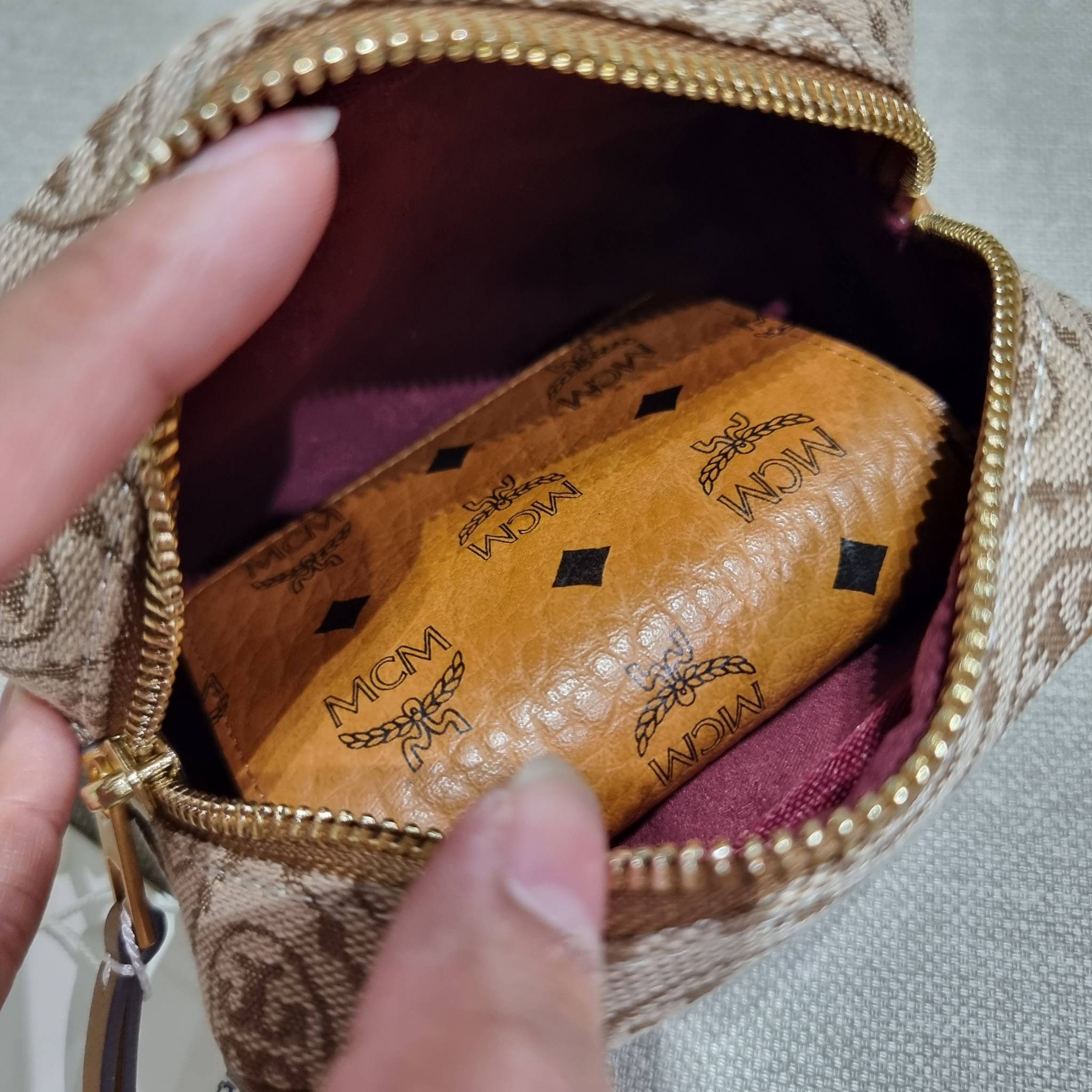 TORY BURCH T MONOGRAM JACQUARD MINI COSMETIC CASE ใหม่ล่าสุด กับกระเป๋าเอนกประสงค์ ที่ไม่ว่าจะไว้ใส่เครื่องสำอางค์ หรือจะไว้พกจำเป็นเช่น เงิน หรือกุญแจต่างๆ น้องใบนี้จัดให้ได้หมด สวยหรู ขนาดเหมาะมือ ถือแล้วขับผิว วัสดุผ้า jacquard รูดเปิด-ปิดด้วยซิป ภายใน