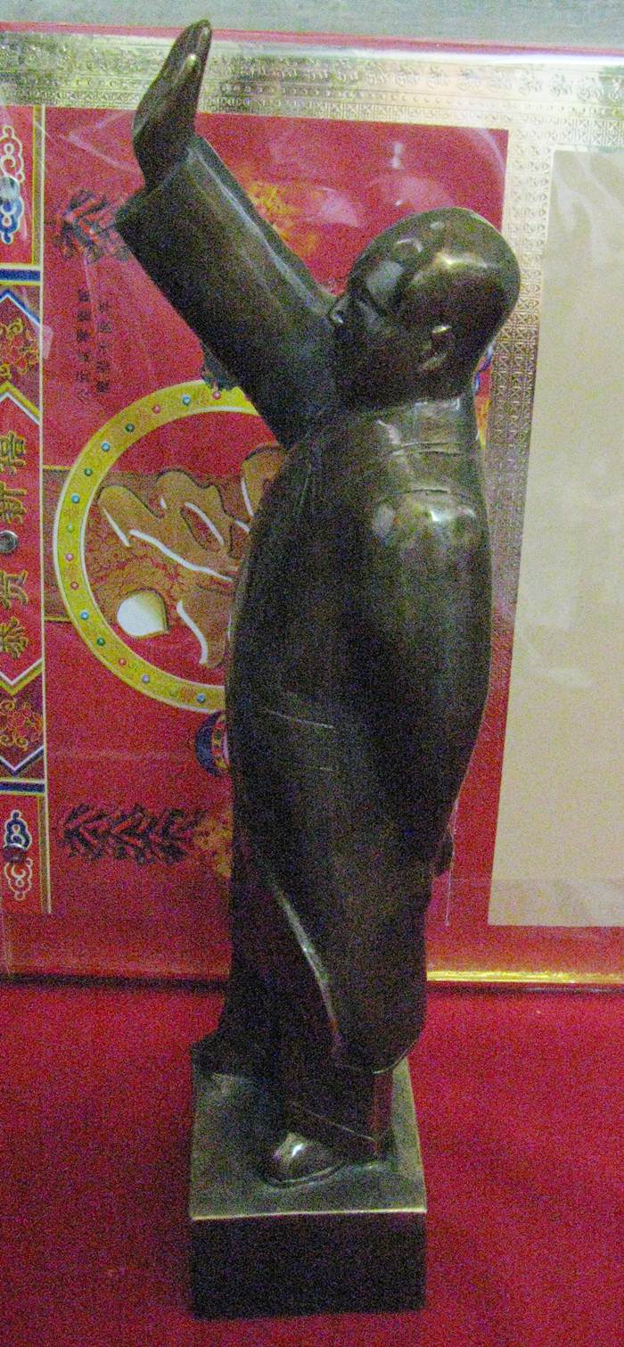 รูปเหมือนเหมาเจ๋อตุงยืนโบกมือ ทำจากทองเหลืองค่ะ