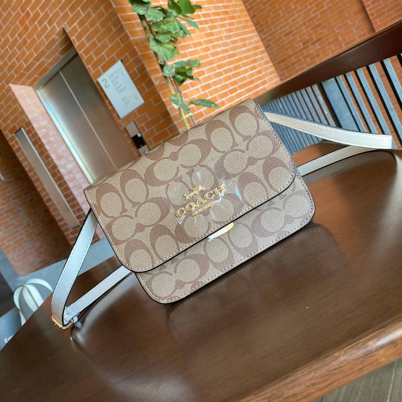 COACH C5592 MINI BRYNN CROSSBODY IN SIGNATURE CANVAS กระเป๋าถือ กระเป๋าสะพาย ไซร์มินิ ลุคคุณหนูสุดเก๋ จะถือเป็นครัชหรือสะพายเป็นครอสบอดี้สุดชิลๆได้หมด วัสดุหนังแคนวาสคุณภาพ ตกแต่งดีเทลหรูด้วยหนังแท้ อะไหล่สีทอง งานสวย เปิด-ปิด ด้วยตัวกด-ล๊อคแบบอัตโนมัติ ด