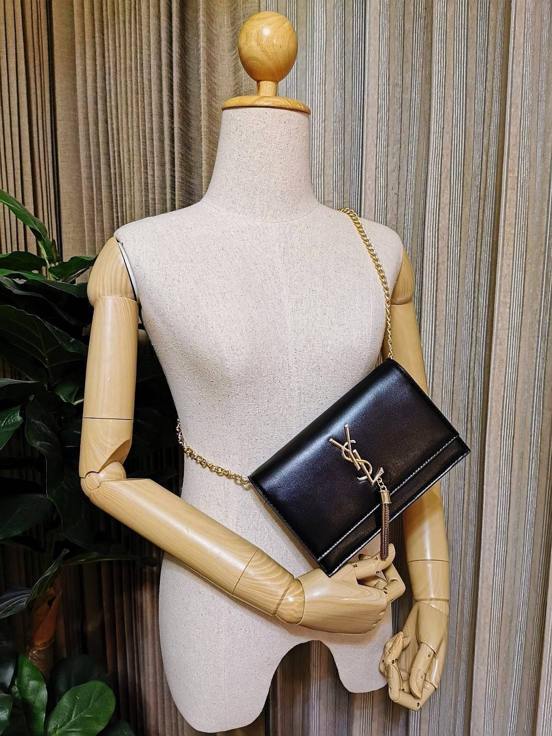 VIP 】YVES SAINT LAURENT YSL BAG VIP GIFT WITH PURCHASE GWP พรีเมี่ยมกิ้ฟ Limited จาก YSL DUTY FREE COUNTER ดีไซน์ทรงสี่เหลี่ยมหนังเรียบสวยอยู่ทรงเปิดปิดด้วยฝาปิดกระดุมด้านหน้าประดับโลโก้แบรนด์อะไหล่ทองพร้อมโซ่ห้อยฟรุ้งฟริ้ง ภายในโล่งสามารถใส่มือถือ กระเป๋