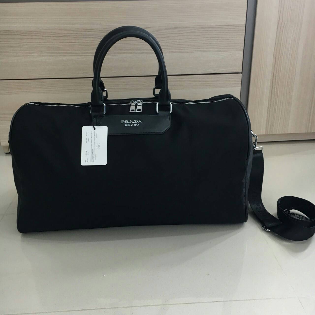 New arrival ! ของมันต้องมี♡ มาใหม่กับ กระเป๋าทรง Travel Bag ใส่ของได้เยอะมาก (มาพร้อมถุงผ้าแบรนด์) ไปต่างประเทศได้สบายคะ หมดห่วง ตัวกระเป๋าทำจากผ้า Nylon อย่างดี สามารถกันน้ำได้ ทรงสวยมากคะ มีความอยู่ทรงในระดับนึงด้านหลังมีช่องซิป มาพร้อมอะไหล่เงิน