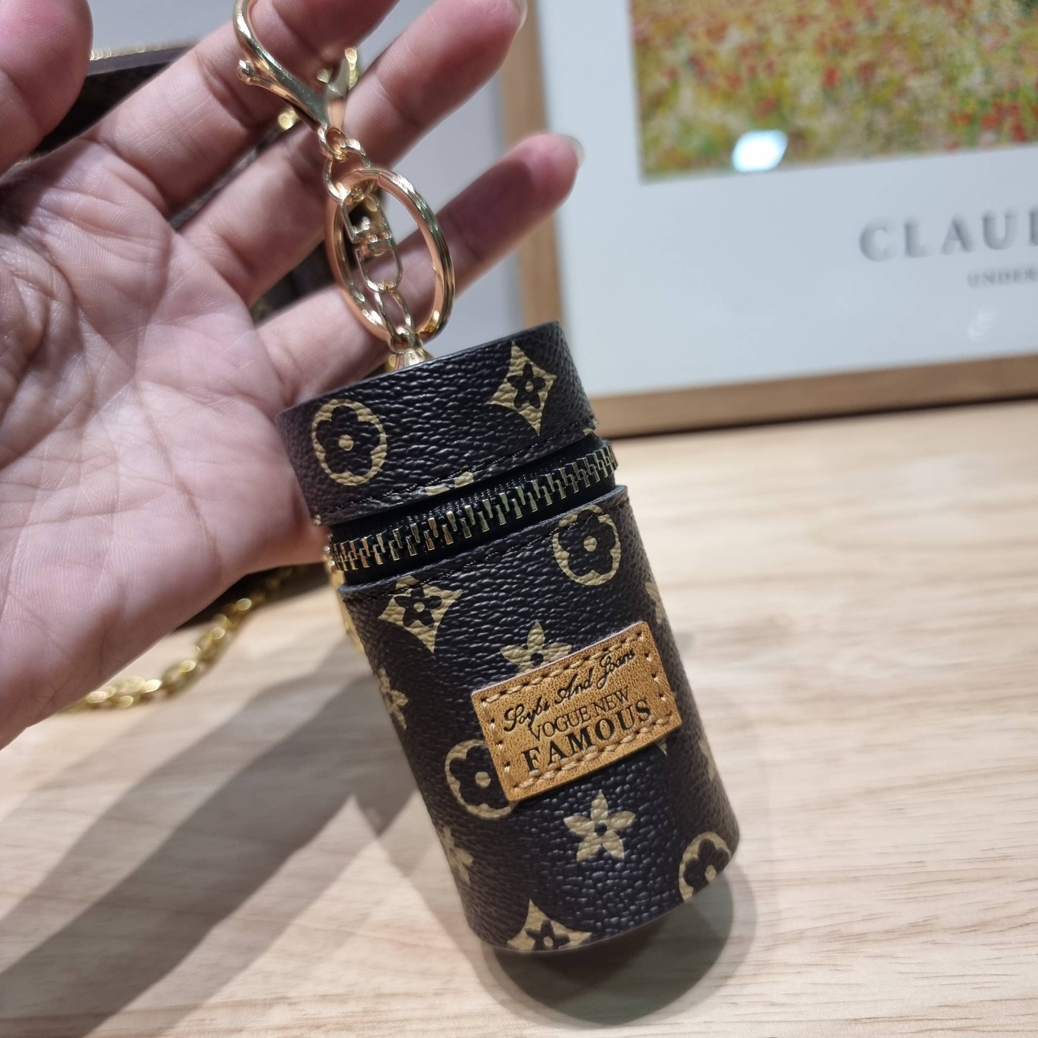 Set 4 ชิ้น LV Multi Pochette Bag New in!! กับ box set ชวนสะสม ที่จับเอารุ่นยอดฮิต มามิกซ์รวมกับไอเท็มสุดคุ้มของมันต้องมี!! จัดเรียงให้อยู่ในกล่องสุดหรู ไม่ว่าจะตัวกระเป๋า กระเป๋าสตางค์ กระเป๋าจิ๋ว ใบไหนๆก็นำมาใช้งานได้จริง คุ้มค่ามากๆ แถมฟรี! ริบบิ้นลายลิ