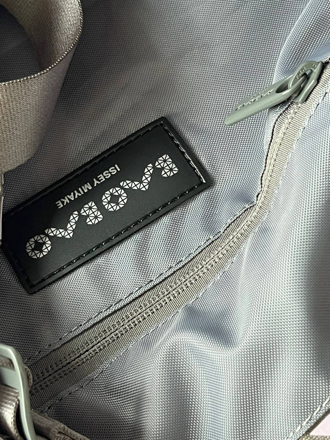 ORI 🥂 Baobao Issey Miyake Cart geometric tote bag / Miyake Cart Tote Bag รูปทรงที่สร้างขึ้นโดยบังเอิญ' เสื้อผ้าที่มีโครงสร้างและได้รับการออกแบบทางวิศวกรรมอันเป็นเอกลักษณ์ของแบรนด์ ส่งต่อไปยังเครื่องประดับที่น่าประทับใจและไร้กาลเวลาเหล่านี้ กร