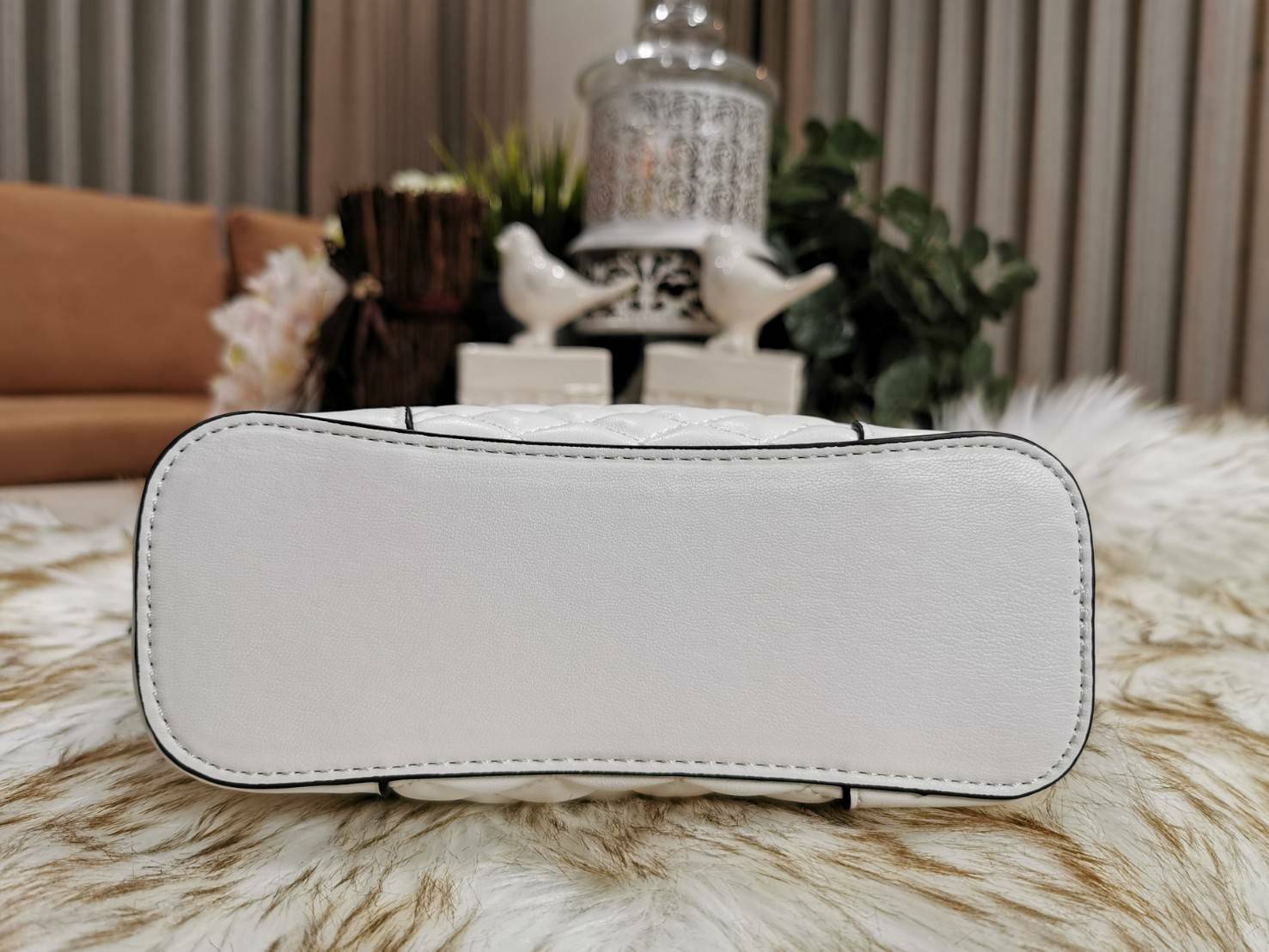 Guess Woman Factory Crossbody Bag กระเป๋าสะพายรุ่นใหม่ดีไซน์สวยหรูคลาสสิคจาก GUESS FACTORY วัสดุหนังเเกะสังเคราะห์เนื้อหนานิ่มลายตาราง เปิดปิดด้วยซิปสะดวกใช้ ด้านหน้ามีโลโก้ ภายในมีโลโก้ช่องใส่ของ และช่องซิป ใส่กระเป๋าสตางค์ใบยาว ของใช้ได้จุ มาพร้อมสายสะพ