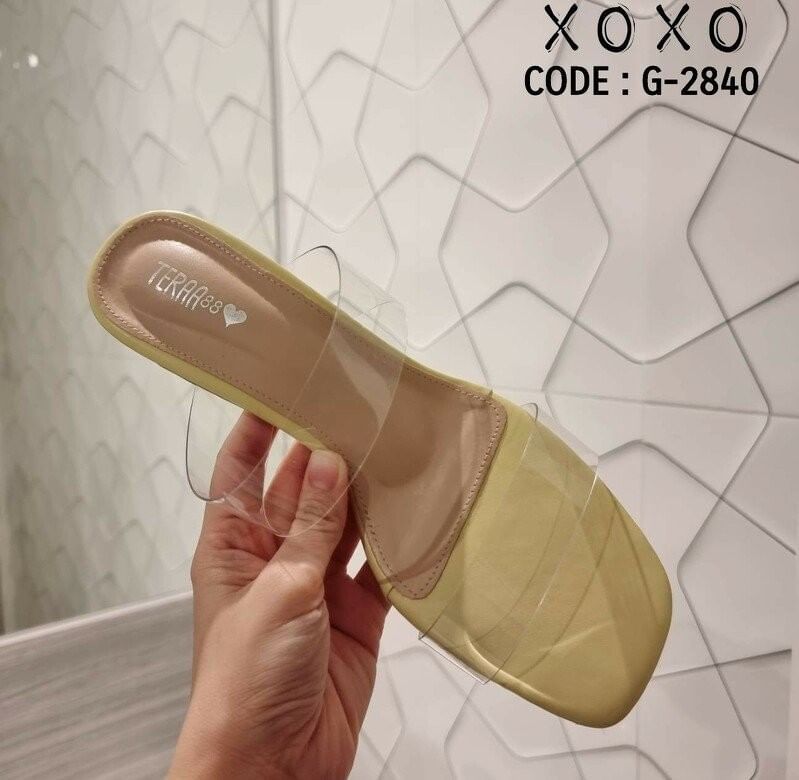 รองเท้างานสวม สไตล์รองเท้าแก้ว สวย โดดเด่น เปรี้ยว สีพื้น หนังสีสด คาดพลาสติกใสอย่างดี เนื้อนุ่ม ส้นพลาสติกแก้วใส แมทส์ชุดง่าย ใส่กับเสื้อผ้าได้หลากหลาย